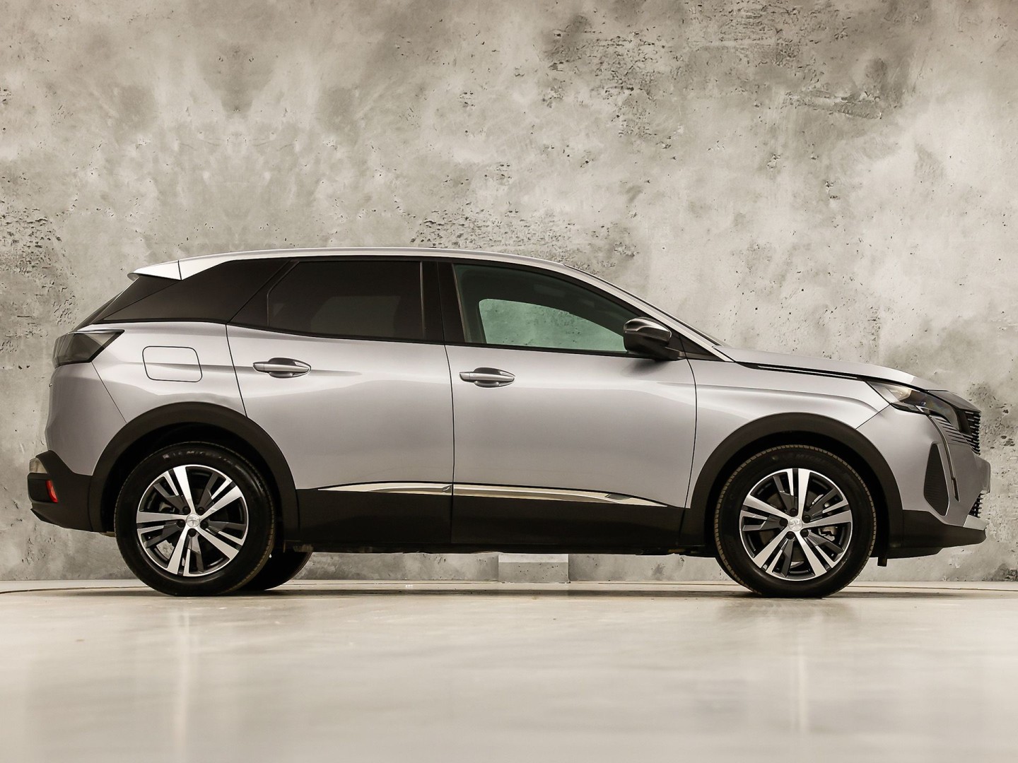 Peugeot 3008 1.6 HYbrid 225 Allure Sport 225Pk Automaat (APPLE CARPLAY, GROOT NAVI, KEYLESS, LEDER, 360 CAMERA, SPORTSTOELEN, ZWART HEMEL, GETINT GLAS, NIEUWSTAAT)