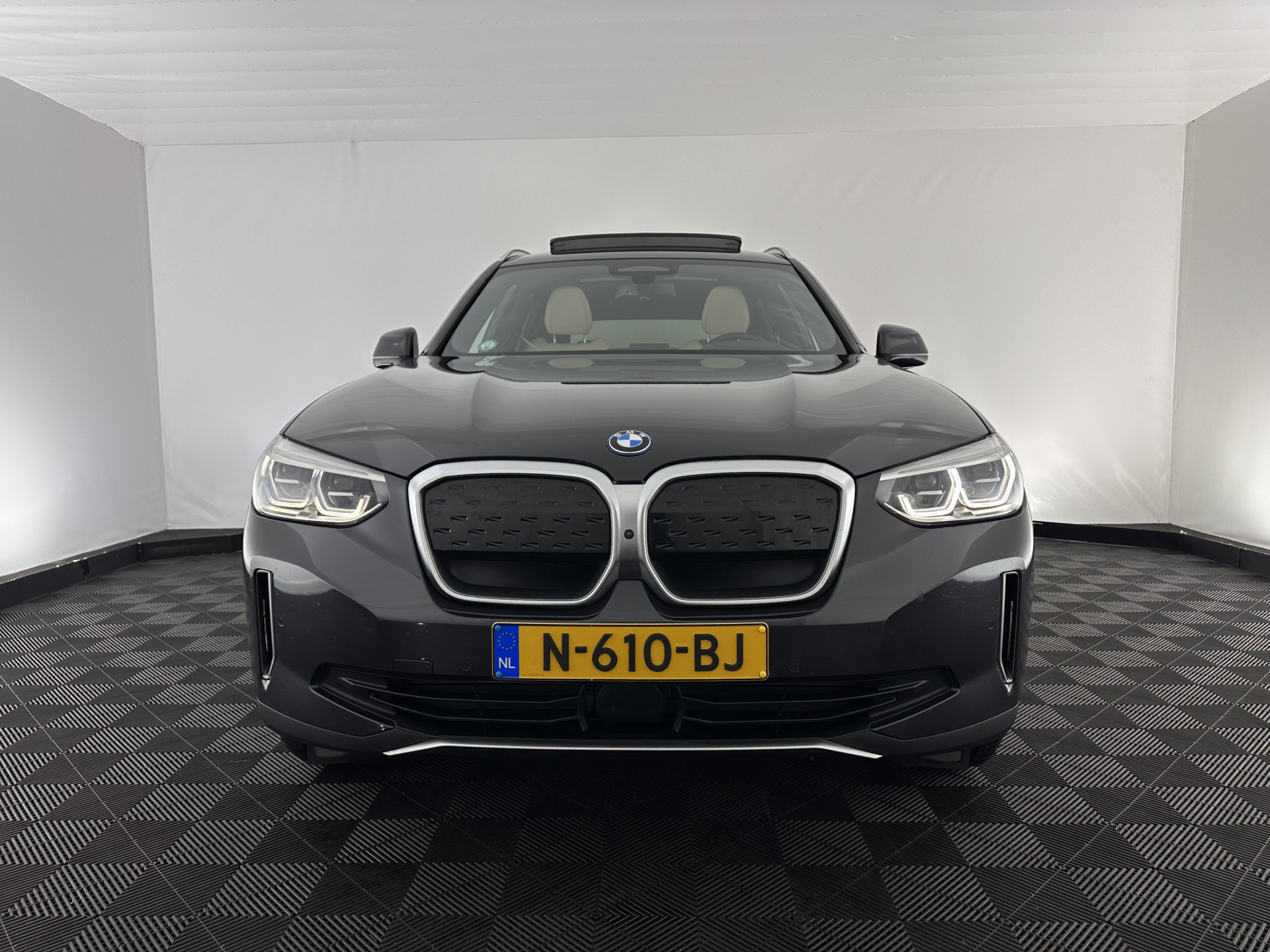 BMW iX3 High Executive 80 kWh [ 3-Fase-11kW ] {SOH-96%} (INCL-BTW) Aut. *PANO | LEATHER | HARMAN/KARDON | FULL-LED | BLINDSPOT | MEMORY-PACK | DIGI-COCKPIT | HEATED-SPORTSEATS | KEYLESS | TOPVIEW | DAB+ | NAVI-FULLMAP | HEAD-UP | 20''ALU*