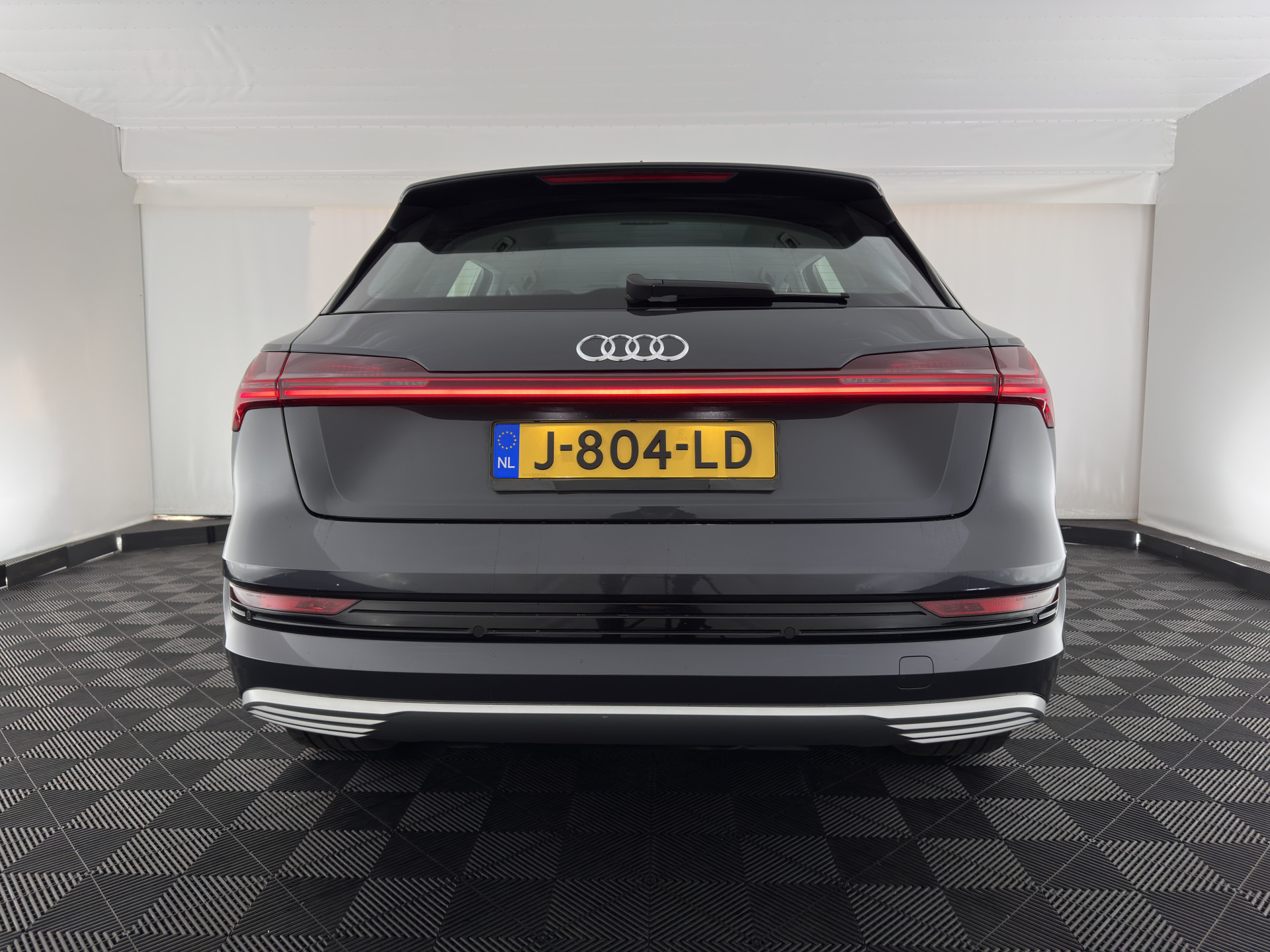 Audi e-tron 50 Quattro *ELECTRO-MOTOR AUDIBLE* Launch edition 71 kWh [ 3-Fase ] {SOH-100%} (INCL-BTW) Aut. *FULL-LED | DIGI-COCKPIT | NAVI-FULLMAP | HEATED-COMFORTSEATS | KEYLESS | AUDI-SOUND | SHIFT-PADDLES | ECC | PDC | CRUISE | 20''ALU*