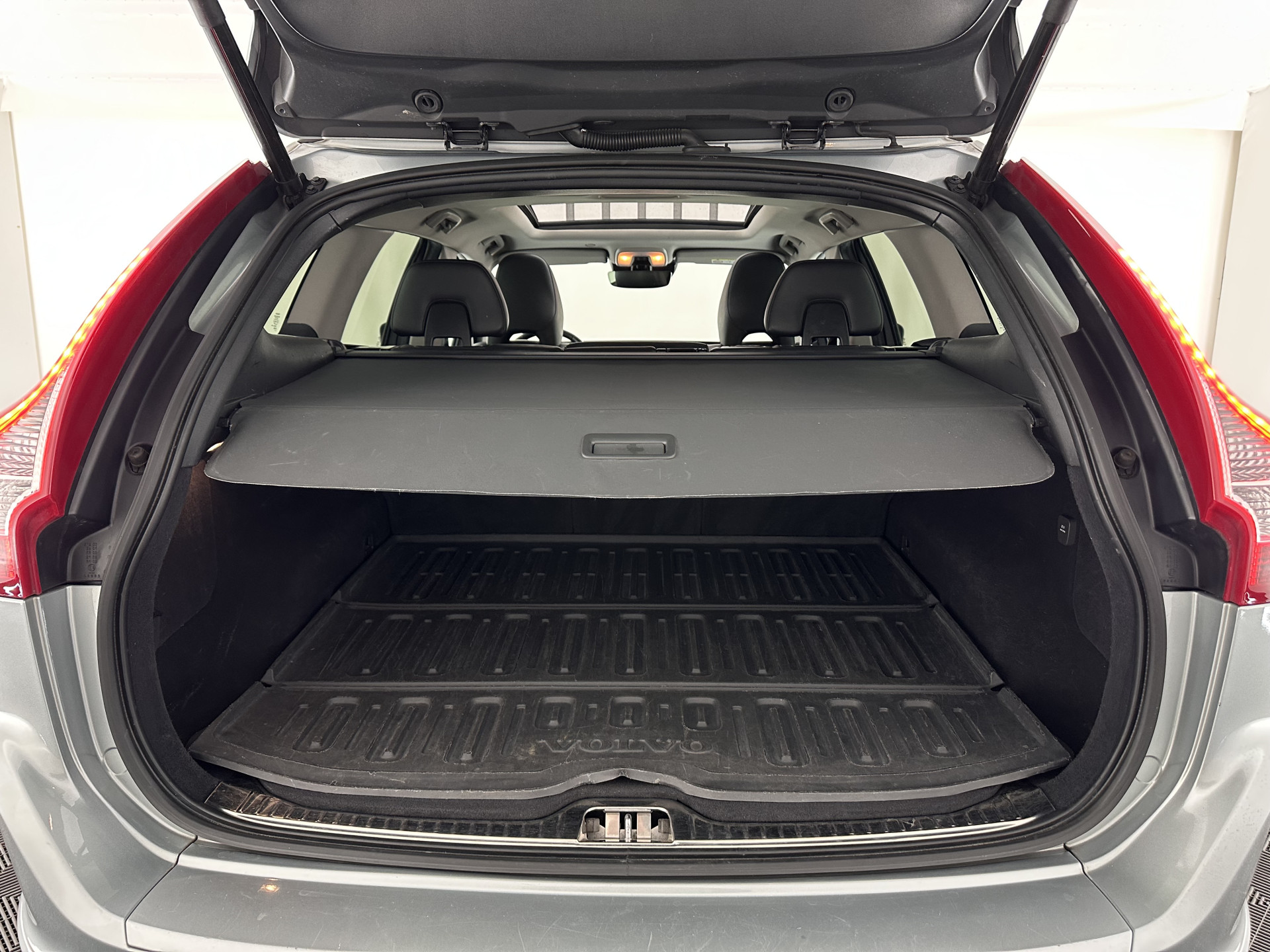 Volvo XC60 2.0 D4 FWD Polar+ Aut. *PANO | LEATHER | XENON | ADAPTIVE-CRUISE | MEMORY-PACK | BLINDSPOT | HEATED-COMFORTSEATS | NAVI-FULLMAP | CAMERA | PRIVACYGLASS | ECC | TOWBAR | PDC | LANE-ASSIST | 17''ALU*