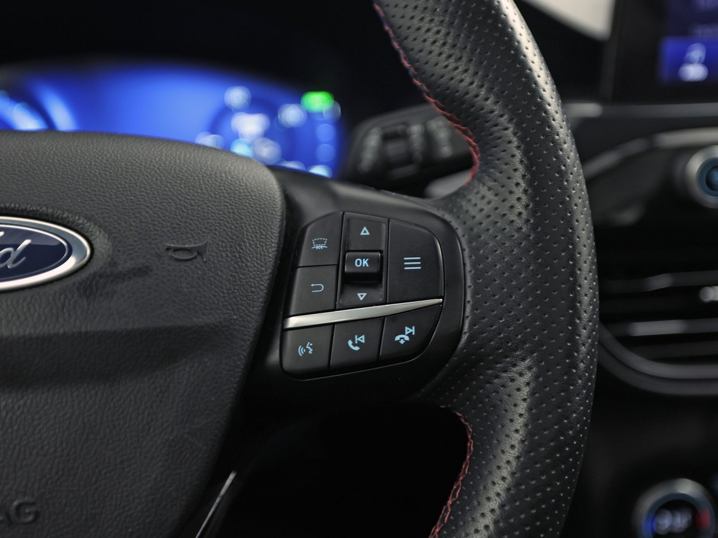 Ford Kuga 2.5 PHEV ST Line 225Pk Automaat (PANORAMADAK, SOH 87,7%, APPLE CARPLAY, LEDER/ALCANTARA, STUUR/STOELVERWARMING, CAMERA, SPORTSTOELEN, HEAD-UP DISPLAY, ADAPTIVE CRUISE, GETINT GLAS, NIEUWE APK, NIEUWSTAAT)
