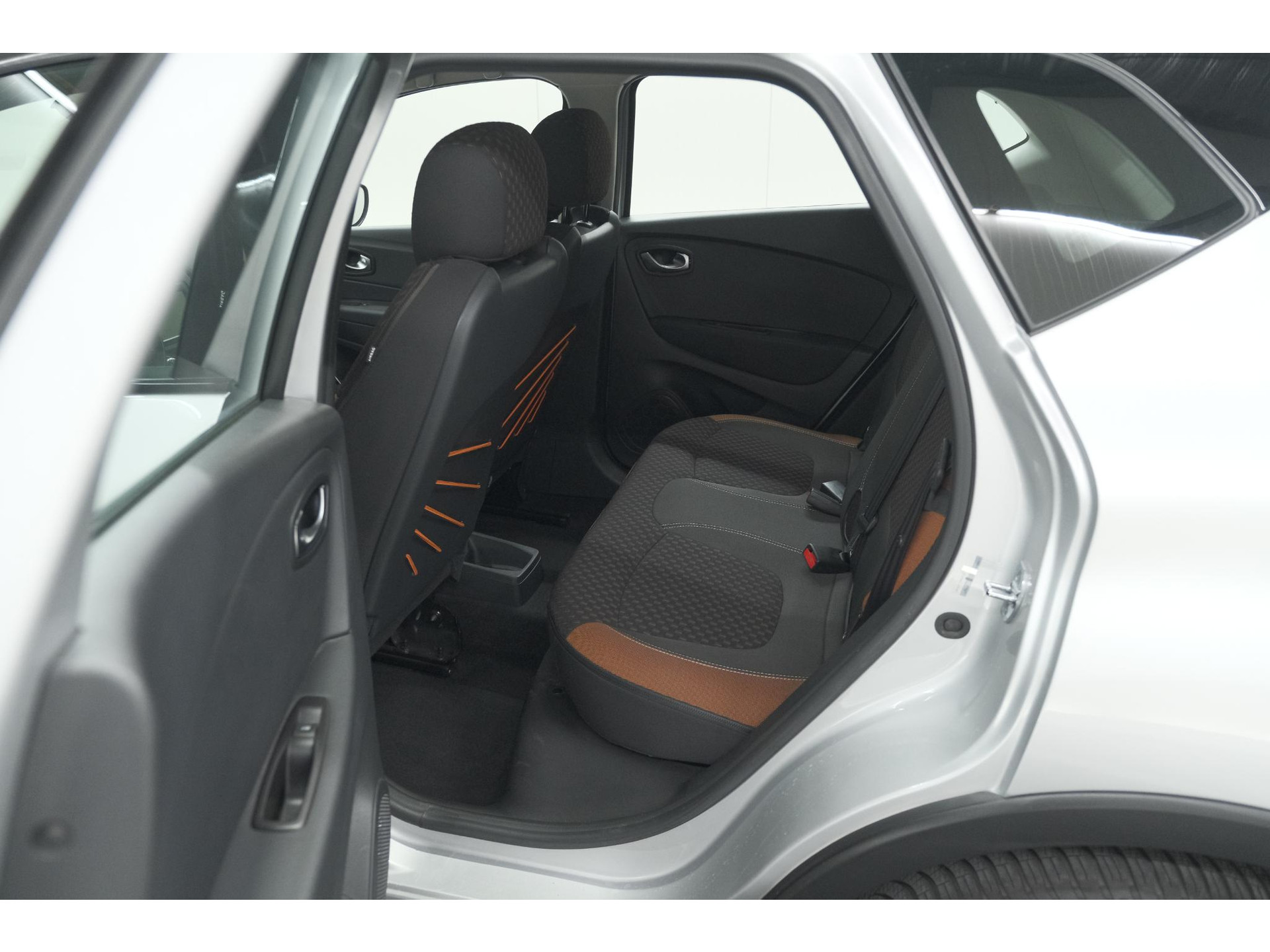 Renault Captur TCe 90 Intens | Trekhaak | AllSeason banden | Navigatie | Parkeersensoren