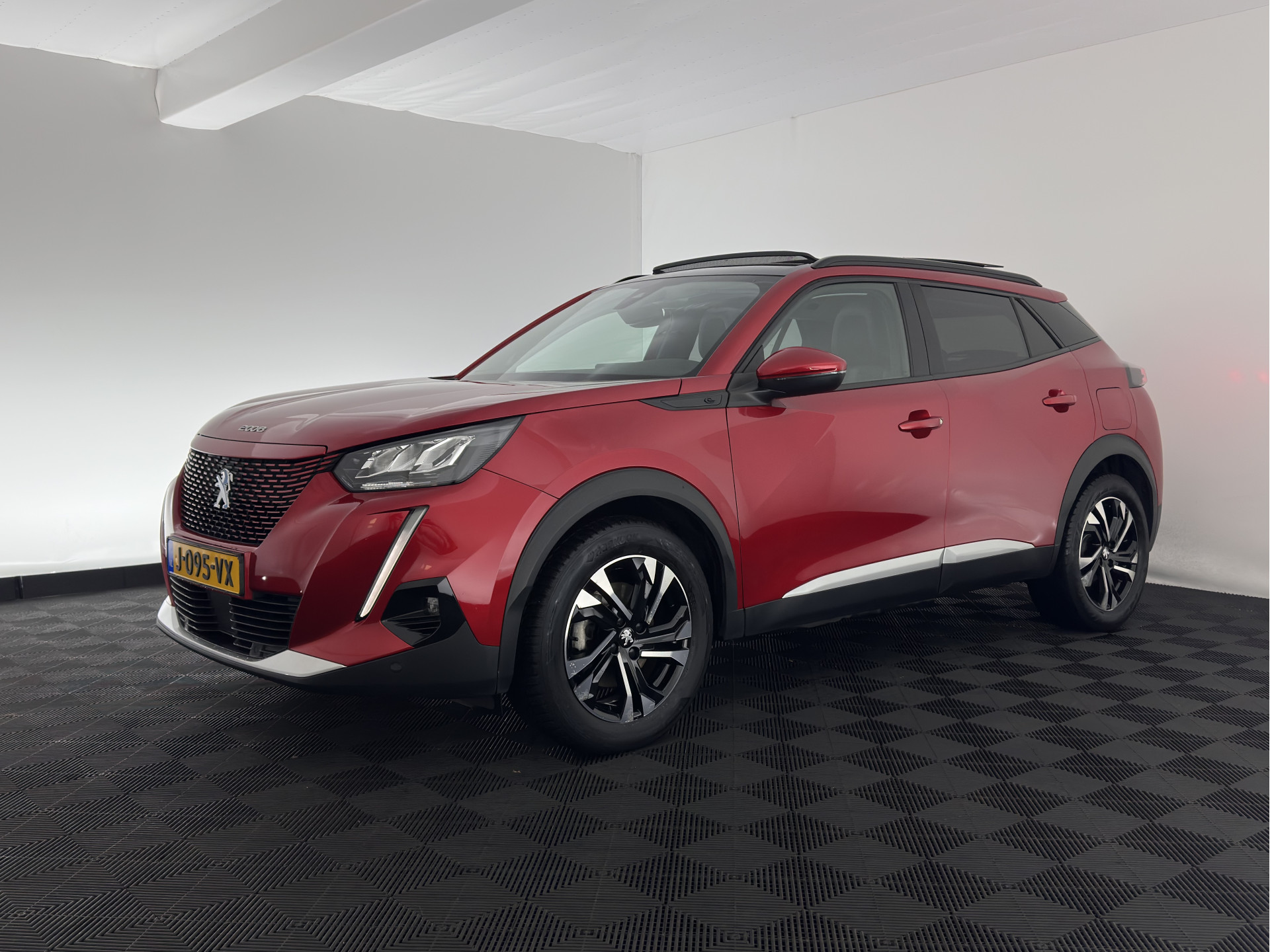 Peugeot e-2008 EV Allure 50 kWh [ 3-Fase ] {SOH-84%} (INCL-BTW) *PANO | LEATHER-FABRIC | FULL-LED | SPORT-SEATS | DIGI-COCKPIT | CAMERA | KEYLESS | PRIVACY-GLASS | DAB+ | NAVI-FULLMAP | ECC | CARPLAY | LANE-ASSIST | PDC | CRUISE | 17''ALU*