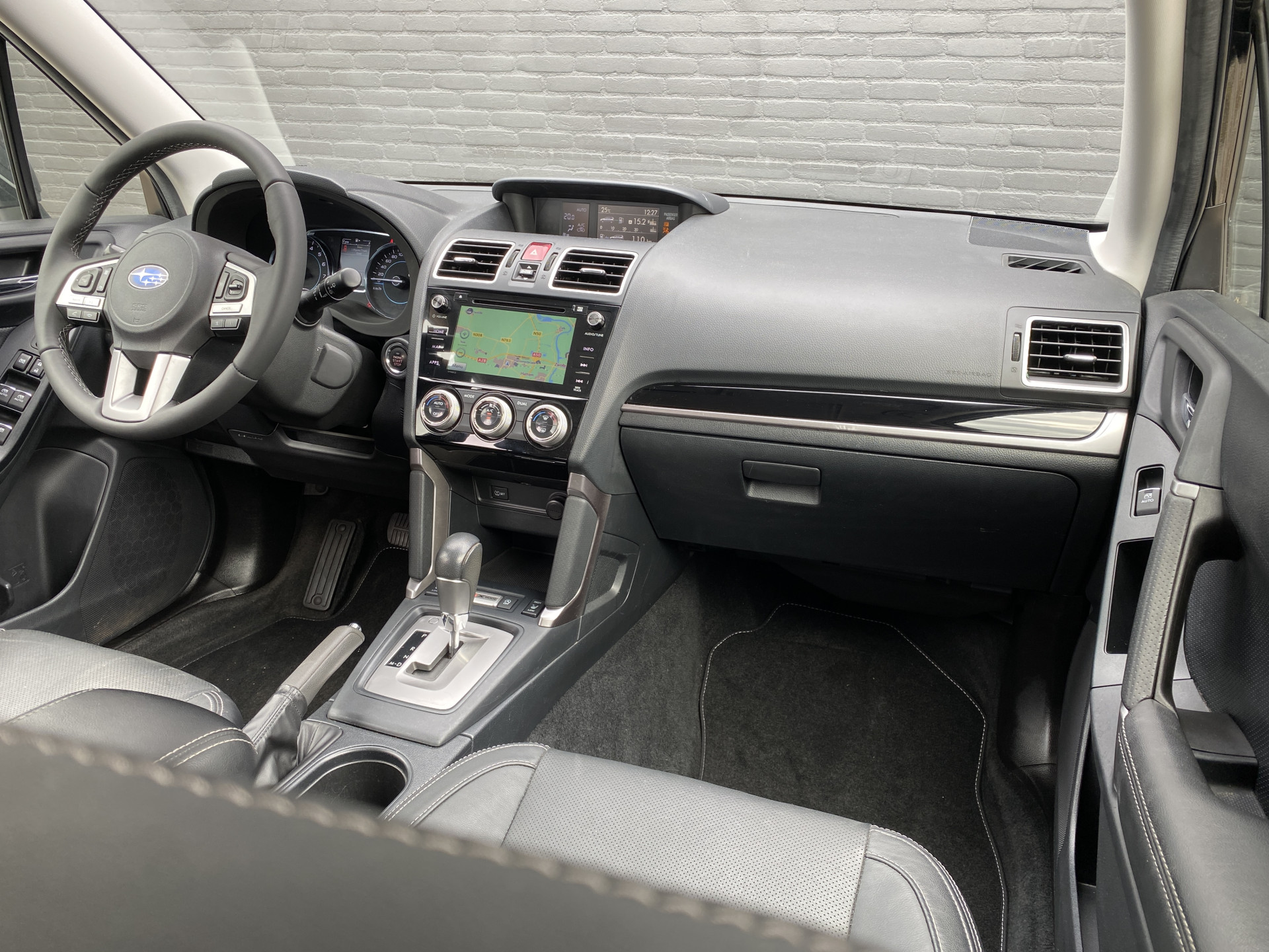 Subaru Forester 2.0 AWD Premium 150 pk AUT. | 1e eigenaar | dealer onderhouden | navigatie | leder interieur | panoramadak | keyless