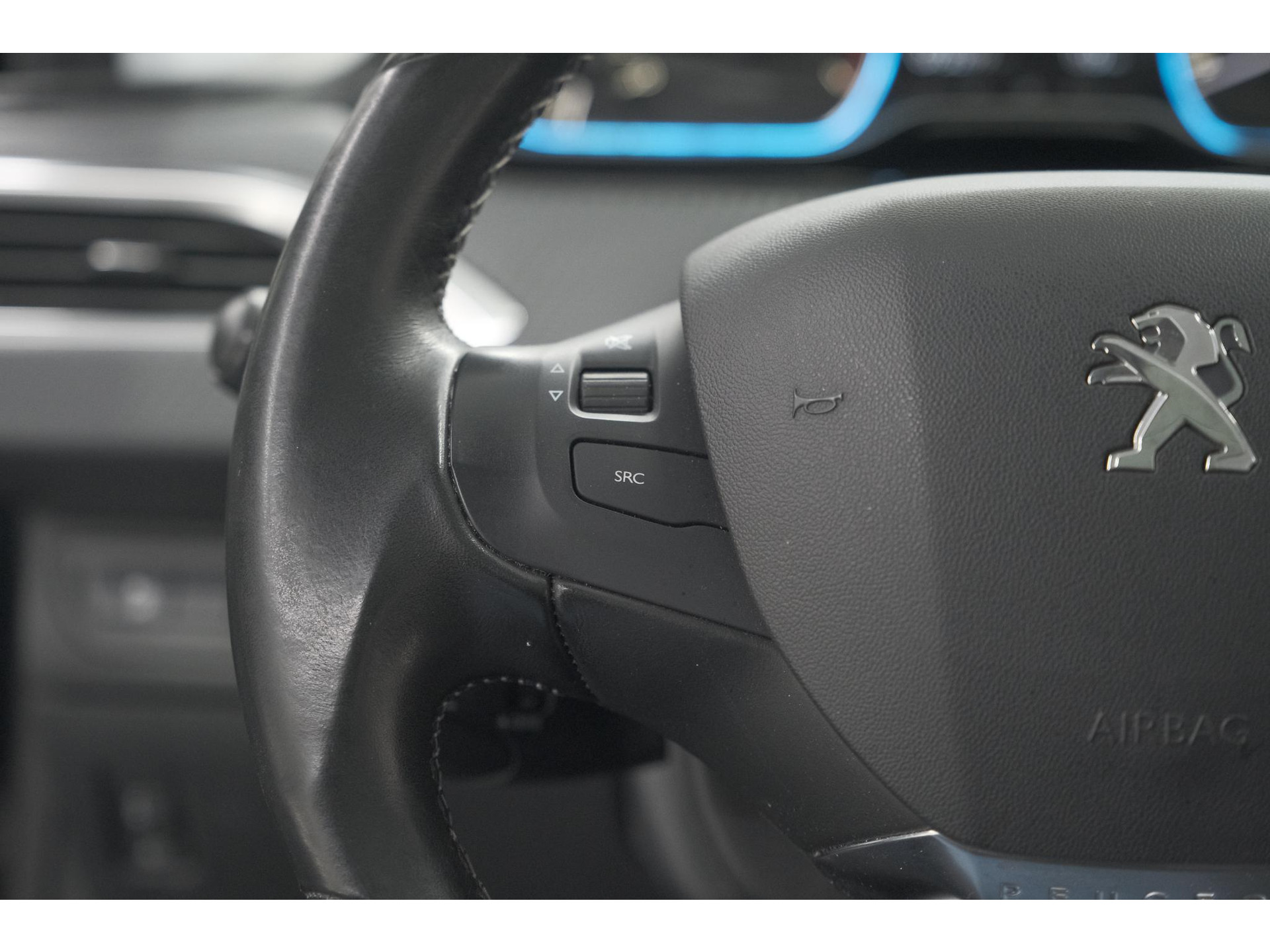 Peugeot 2008 PureTech 110 Allure | Panoramadak | Navigatie | Camera | Parkeersensoren