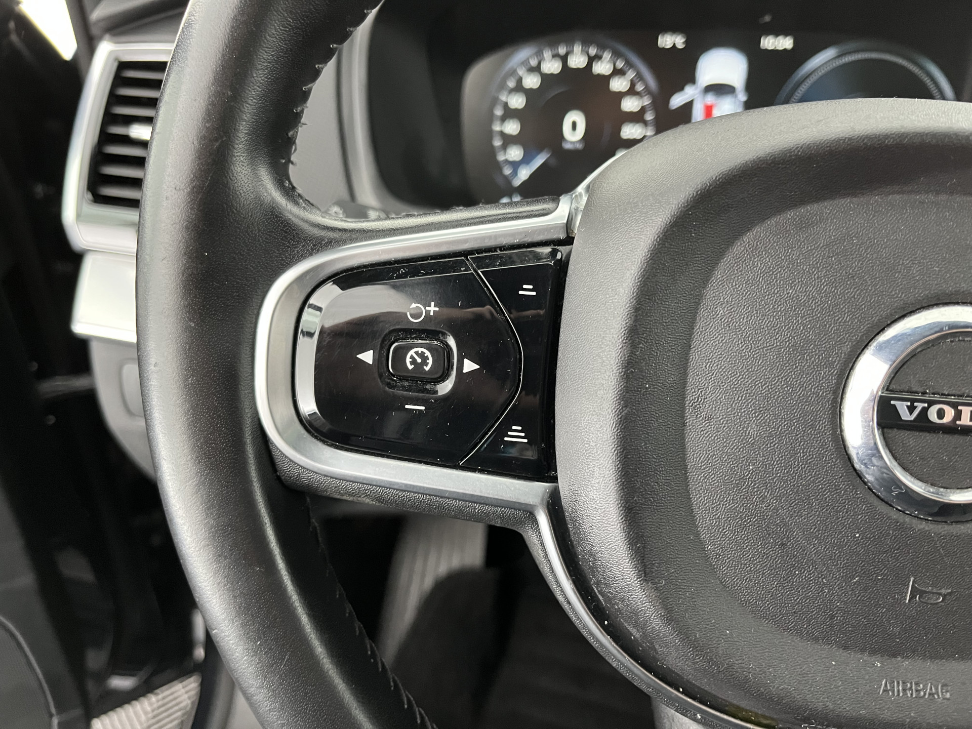 Volvo XC90 2.0 T8 Twin Engine AWD Inscription [ 7-Pers. ] (INCL-BTW) Aut. *PANO | HEAD-UP | LUXURY-LEATHER | FULL-LED | DIGI-COCKPIT | NAVI-FULLMAP | CARPLAY | ECC | HEATED-COMFORTSEATS | LANE-ASSIST | PDC | TOWBAR | 19"ALU*