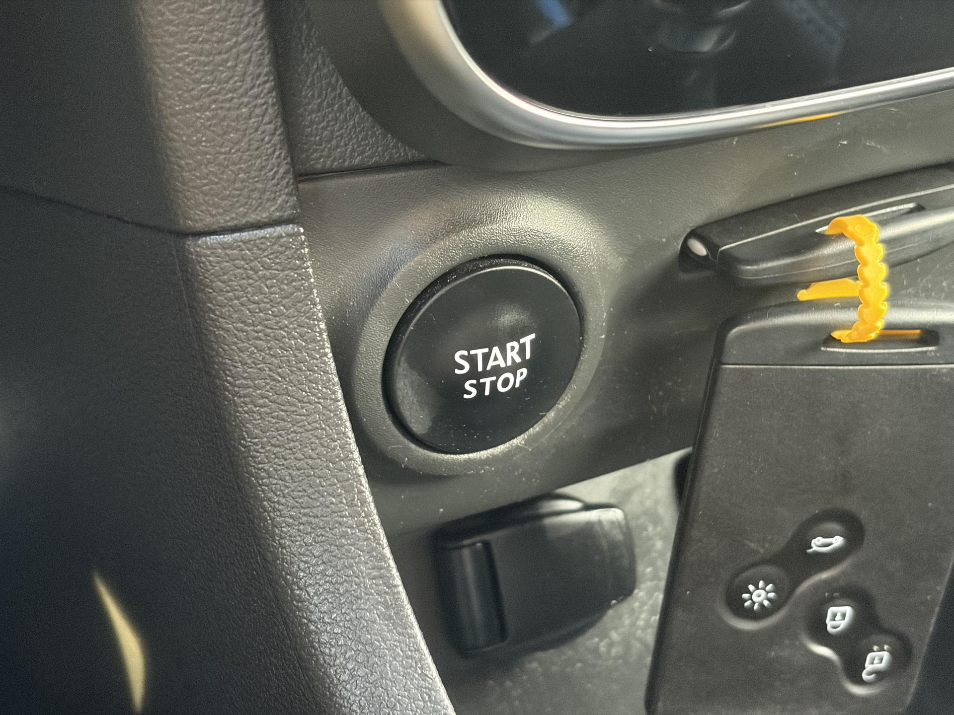 Renault Clio 1.2 TCe GT-Line Automaat l Navi l Keyless l Clima l Cruise l 120pk l 2e Eigenaar l N.A.P. l Pdc l 17''Lmv l Apk tot 03-2027