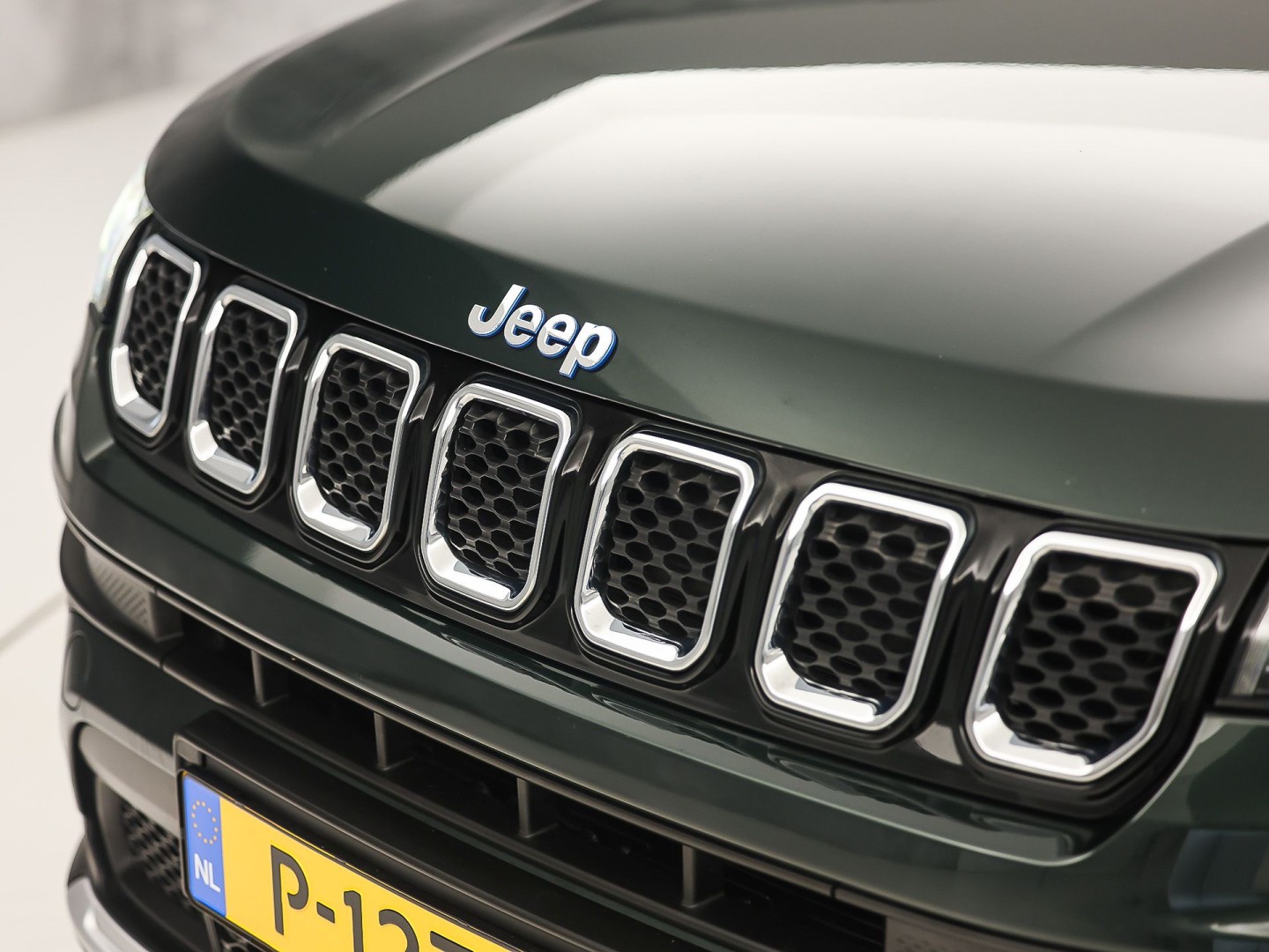 Jeep Compass 4xe 190 Plug-in Hybrid Electric Night Eagle. Automaat (NAP, APPLE CARPLAY, GROOT NAVI, LEDER, ADAPTIVE CRUISE, SPORTSTOELEN, GETINT GLAS, KEYLESS, NIEUWSTAAT)