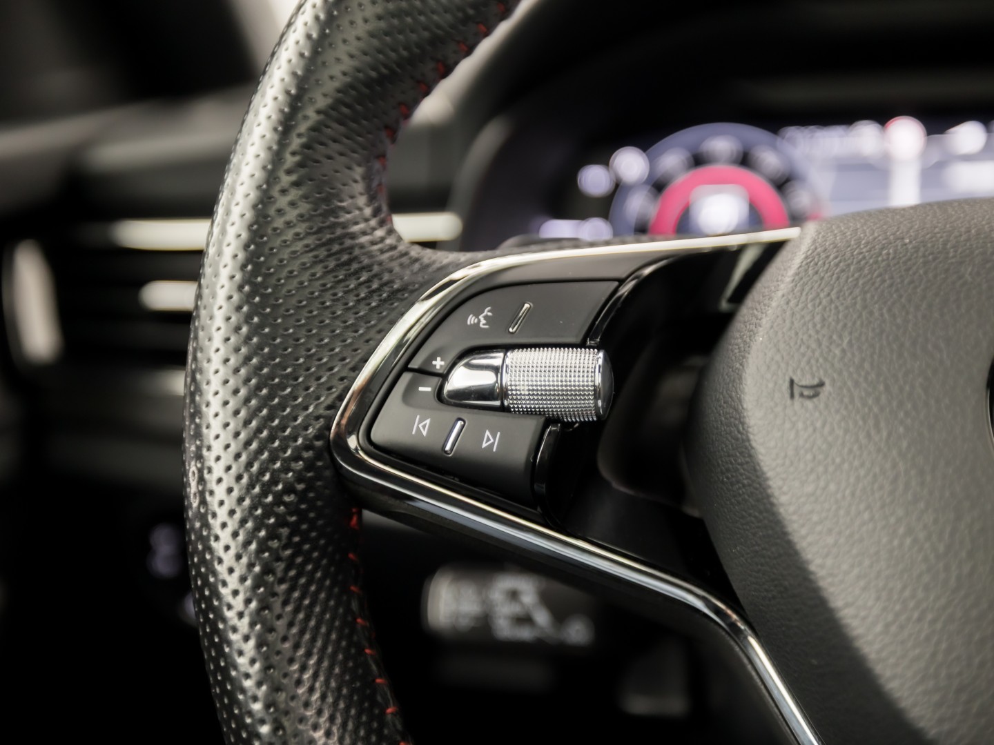 Škoda Kamiq 1.0 TSI Monte Carlo Automaat (PANORAMADAK, VIRTUAL COCKPIT, KUIPSTOELEN, APPLE CARPLAY, CAMERA, GETINT GLAS, ADAPTIVE CRUISE, KEYLESS, NIEUWSTAAT)