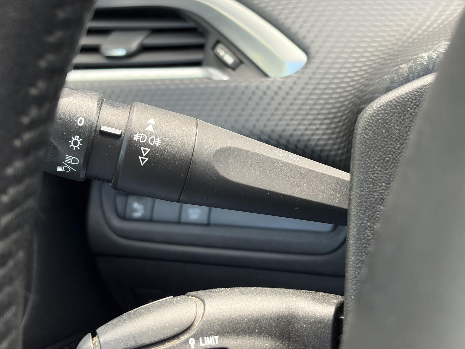 Peugeot 2008 1.2 PureTech Blue Lion D-riem vv in 2024 l Pano l Navi l 110pk l Trekhaak l Carplay l Airco l Cruise l Pdc l Recent beurt gehad l N.A.P l Apk tot 01-2027