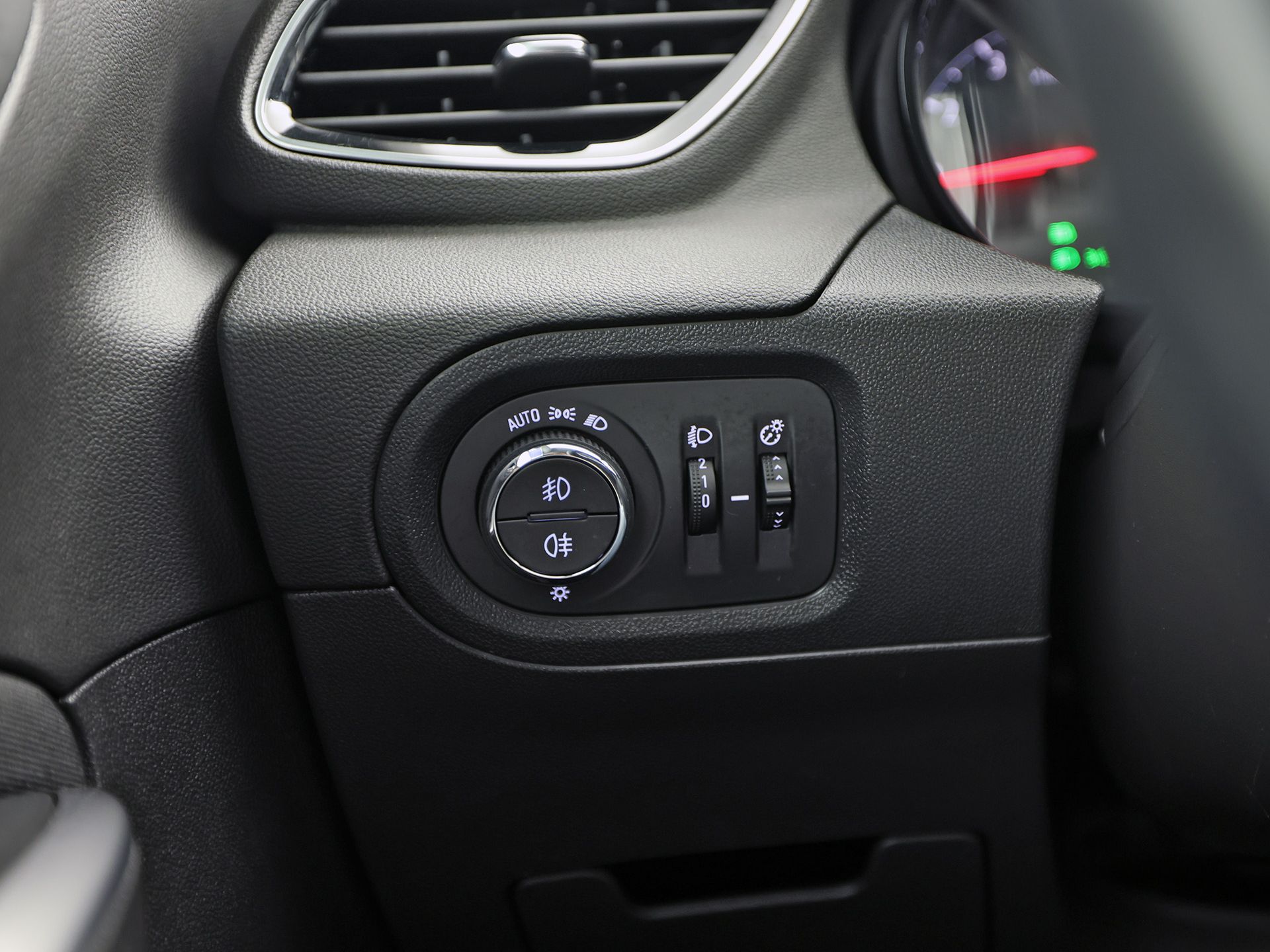Opel Grandland X 1.2 Turbo Sport Automaat (APPLE CARPLAY, GROOT NAVI, CLIMATE, STUUR/STOELVERWARMING, SPORTSTOELEN, PARKEERSENSOREN, GETINT GLAS, CRUISE, NIEUWSTAAT)