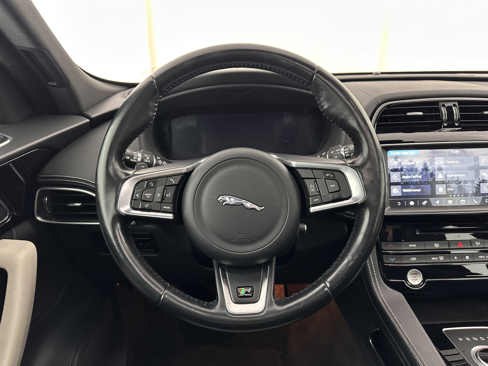 Jaguar F-PACE 3.0 S AWD R-Dynamic Aut *PANO | LEATHER | BLINDSPOT | FULL-LED | MERIDIAN-AUDIO | HEATED-SPORTSEATS | NAVI-FULLMAP | KEYLESS | CAMERA | CARPLAY | SHIFTPADDLES | PDC | LANE-ASSIST | MEMORY-PACK | DIGI-COCKPIT | .