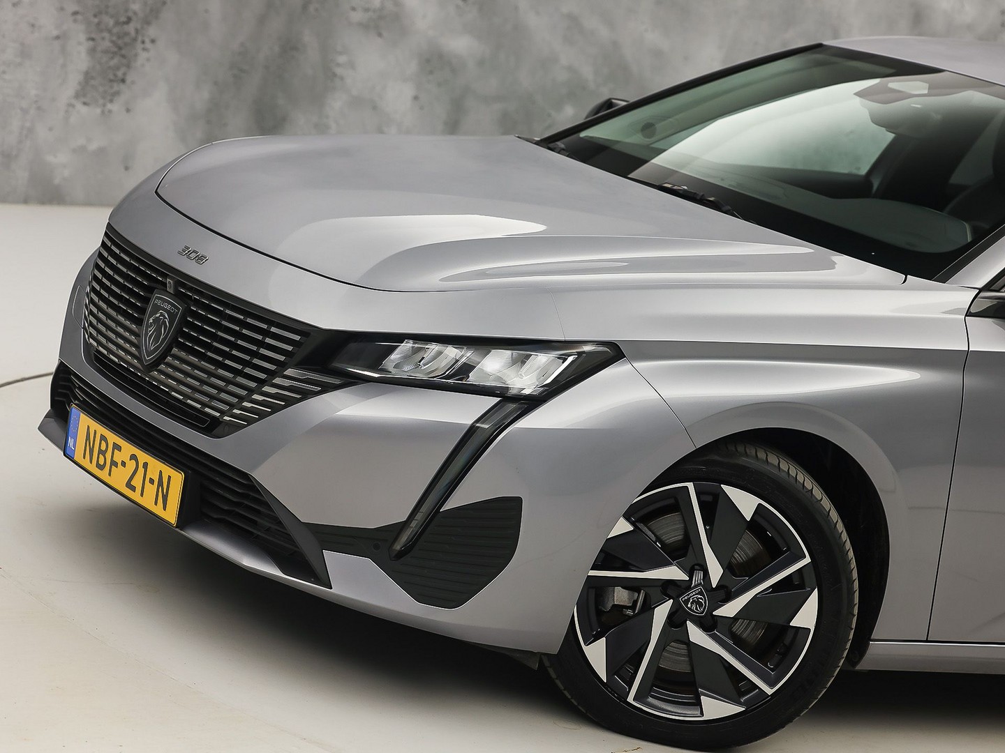 Peugeot 308 SW 1.6 Plug-in Hybrid 180 Allure 180Pk Automaat (APPLE CARPLAY, GROOT NAVI, 360 CAMERA, LEDER, SPORTSTOELEN, GETINT GLAS, ADAPTIVE CRUISE, KEYLESS, NIEUWSTAAT)
