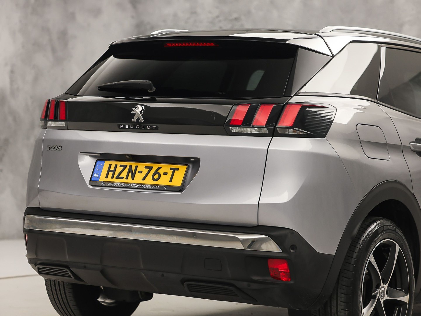 Peugeot 3008 1.2 PureTech Sport Automaat (PANORAMADAK, APPLE CARPLAY, GROOT NAVI, 360 CAMERA, LEDER, STOELVERWARMING, SPORTSTOELEN, GETINT GLAS, KEYLESS, DRIVE SELECT, NIEUWSTAAT)