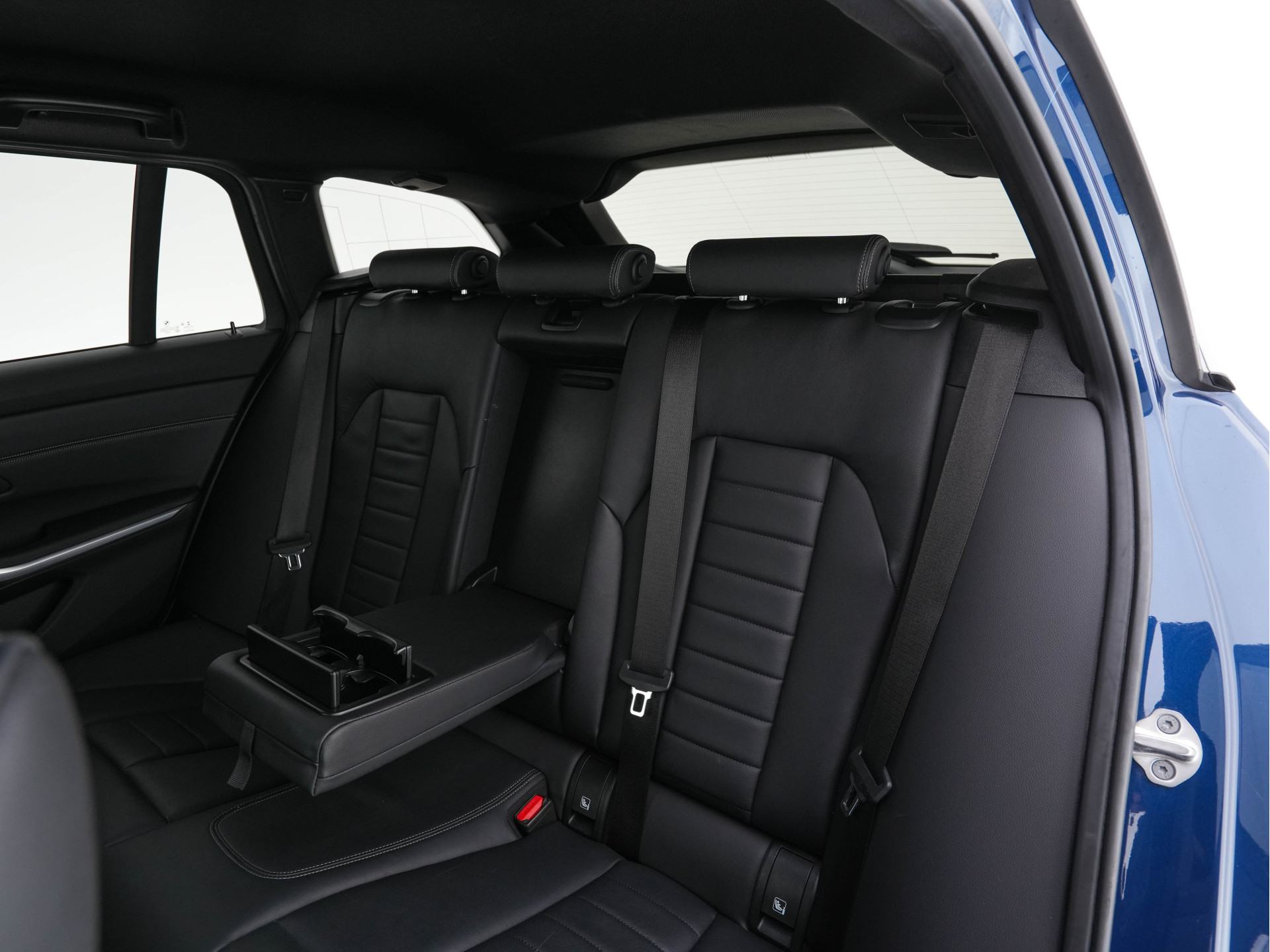 BMW 3-serie Touring 320e Business Edition Plus [Plug-In] (INCL-BTW) Aut. *LEATHER | FULL-LED | HEATED-SPORTSEATS | DIGI-COCKPIT | HIFI-SOUND | NAVI-FULLMAP | PRIVACYGLASS | PDC | AMBIENTLIGHT | DAB | KEYLESS | TOWBAR | 17"ALU* *