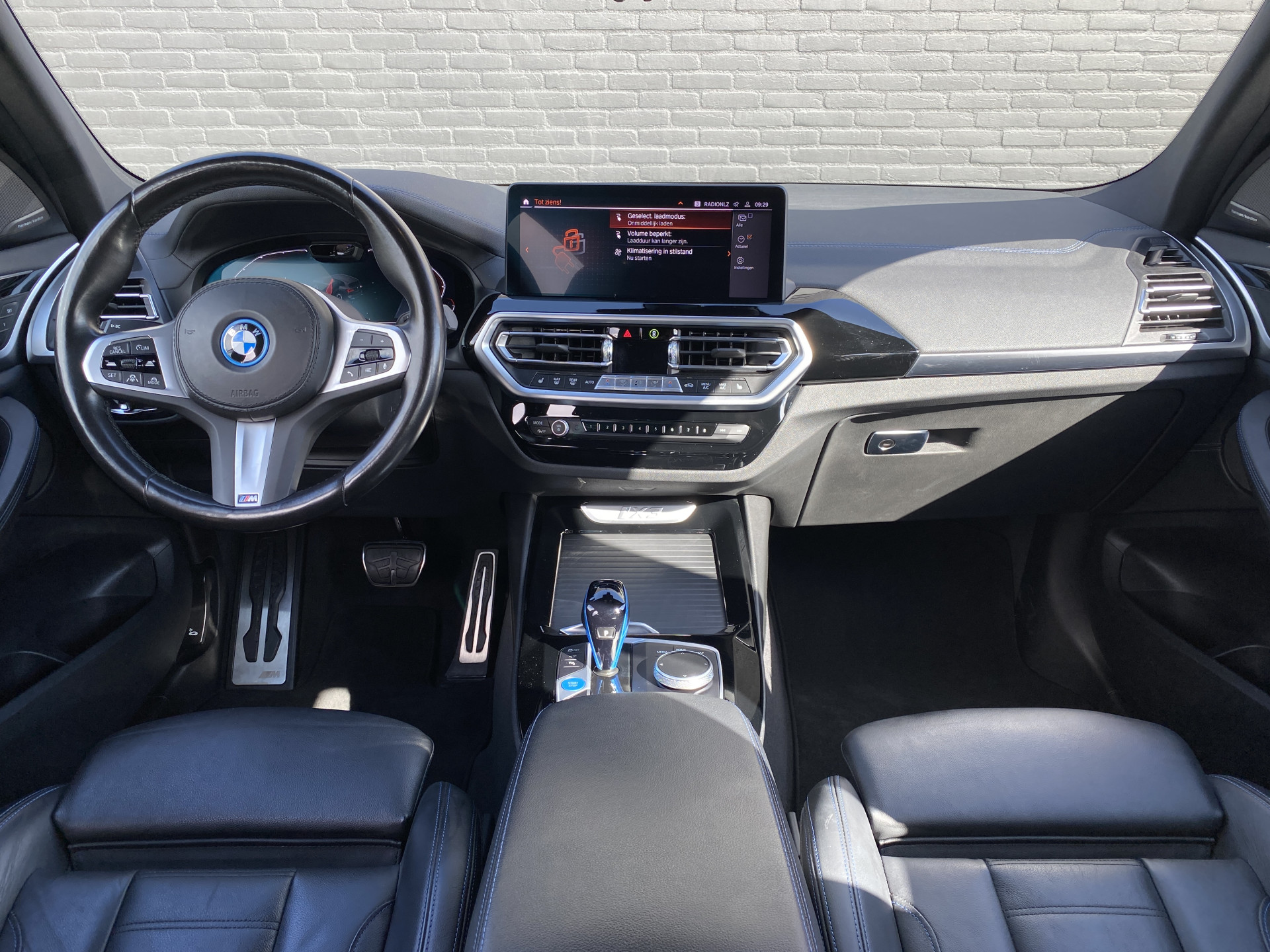 BMW iX3 M Sport High Executive 80 kWh | 1e eigenaar | dealer onderhouden | panoramadak | leder interieur | SOH accu 99.5%