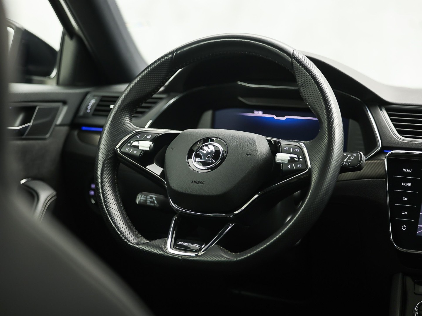 Škoda Superb Combi 1.4 TSI iV Sportline 218Pk Automaat (PANORAMADAK, 360 CAMERA, VIRTUAL COCKPIT, MEMORY SEATS, CANTON AUDIO, STOELVERWARMING, ADAPTIVE CRUISE, SFEERVERLICHTING, APPLE CARPLAY, NIEUWSTAAT)