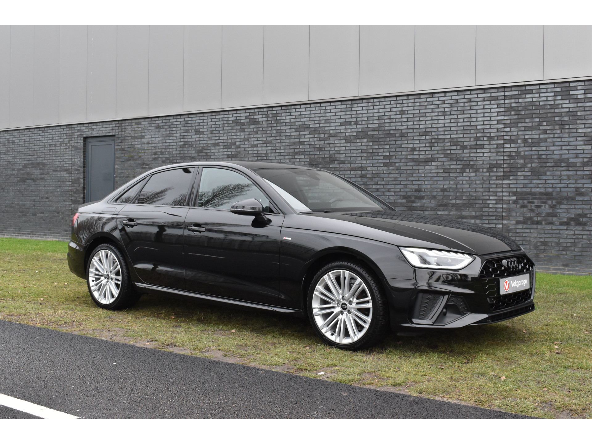 Audi A4 Limousine 35 TFSI S-line 2.0 Mild Hybrid S-line black-line Automaat Leder interieur