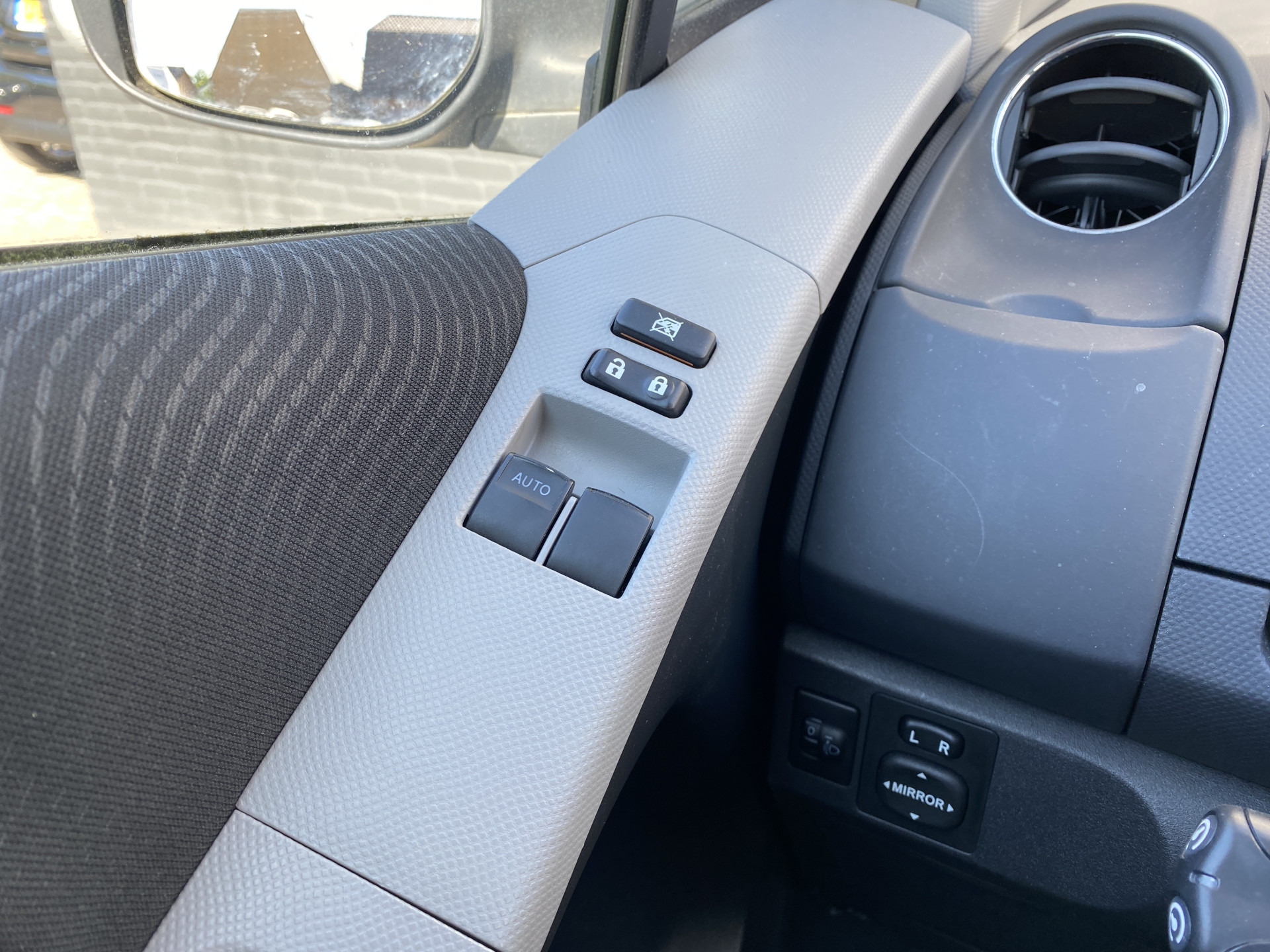 Daihatsu Charade 1.3 City AUT. | dealer onderhouden | airco | trekhaak | parkeersensoren | schuifbank | elektrisch pakket