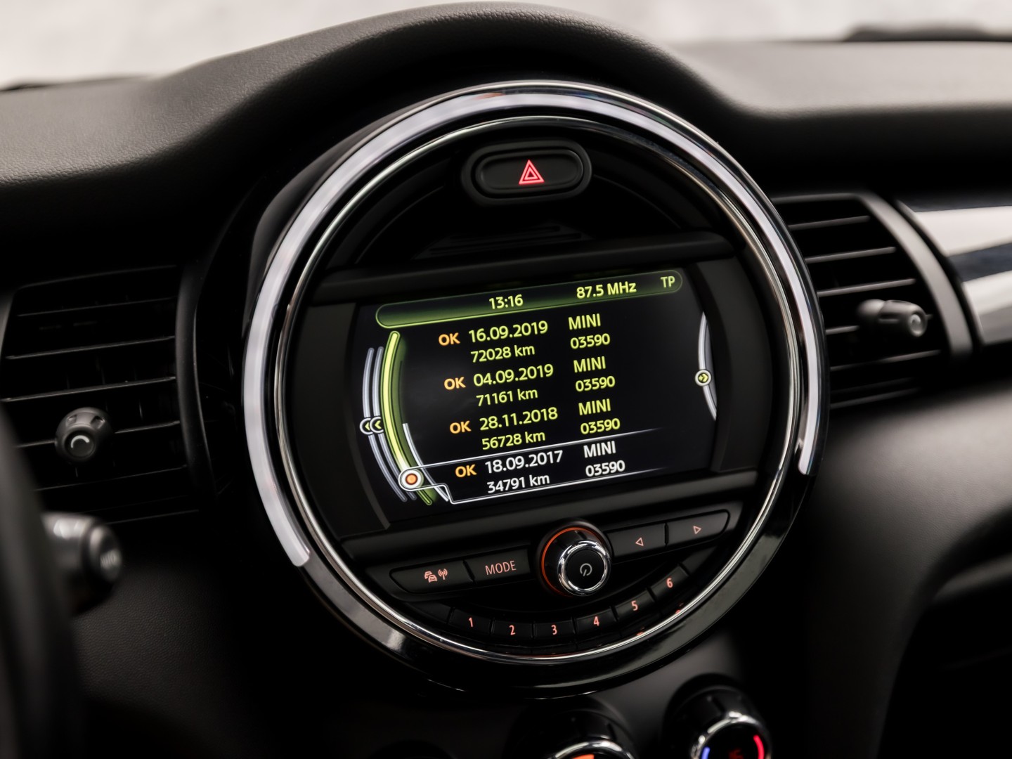 MINI 5-deurs 1.5 Cooper Chili Sport Automaat 136Pk (PANORAMADAK, 1e EIGENAAR, DEALER ONDERHOUDEN, 5 DEURS, NAVIGATIE, LEDER, SPORTSTOELEN, GETINT GLAS, PARKEERSENSOREN, NIEUWSTAAT)