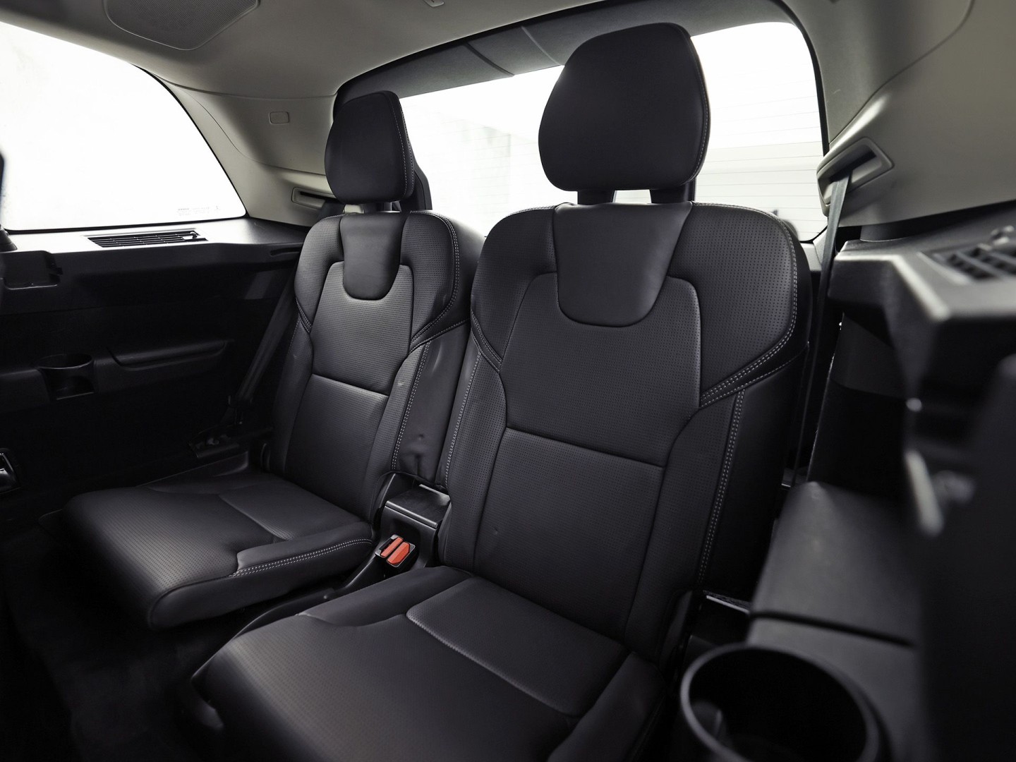 Volvo XC90 2.0 T8 Twin Engine AWD Inscription Automaat 407Pk (PANORAMADAK, APPLE CARPLAY, MEMORY SEATS, STOELVERWARMING/KOELING, CAMERA, GETINT GLAS, LEDER, TREKHAAK, NIEUWE APK)