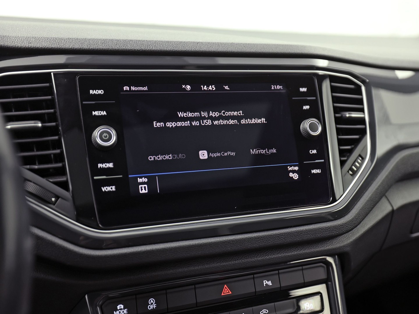 Volkswagen T-Roc 1.5 TSI Sport (NAP, APPLE CARPLAY, VIRTUAL DASHBOARD, PANORAMADAK, SPORTSTOELEN, CLIMATE,  NIEUWE APK, NIEUWSTAAT)