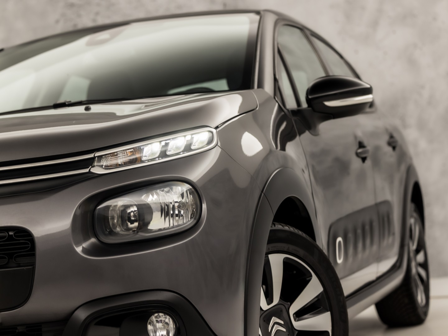 Citroën C3 1.2 PureTech S&S Sport Automaat (APPLE CARPLAY, GROOT NAVI, CAMERA, SPORTSTOELEN, PARKEERSENSOREN, LM VELGEN, CRUISE, NIEUWSTAAT)