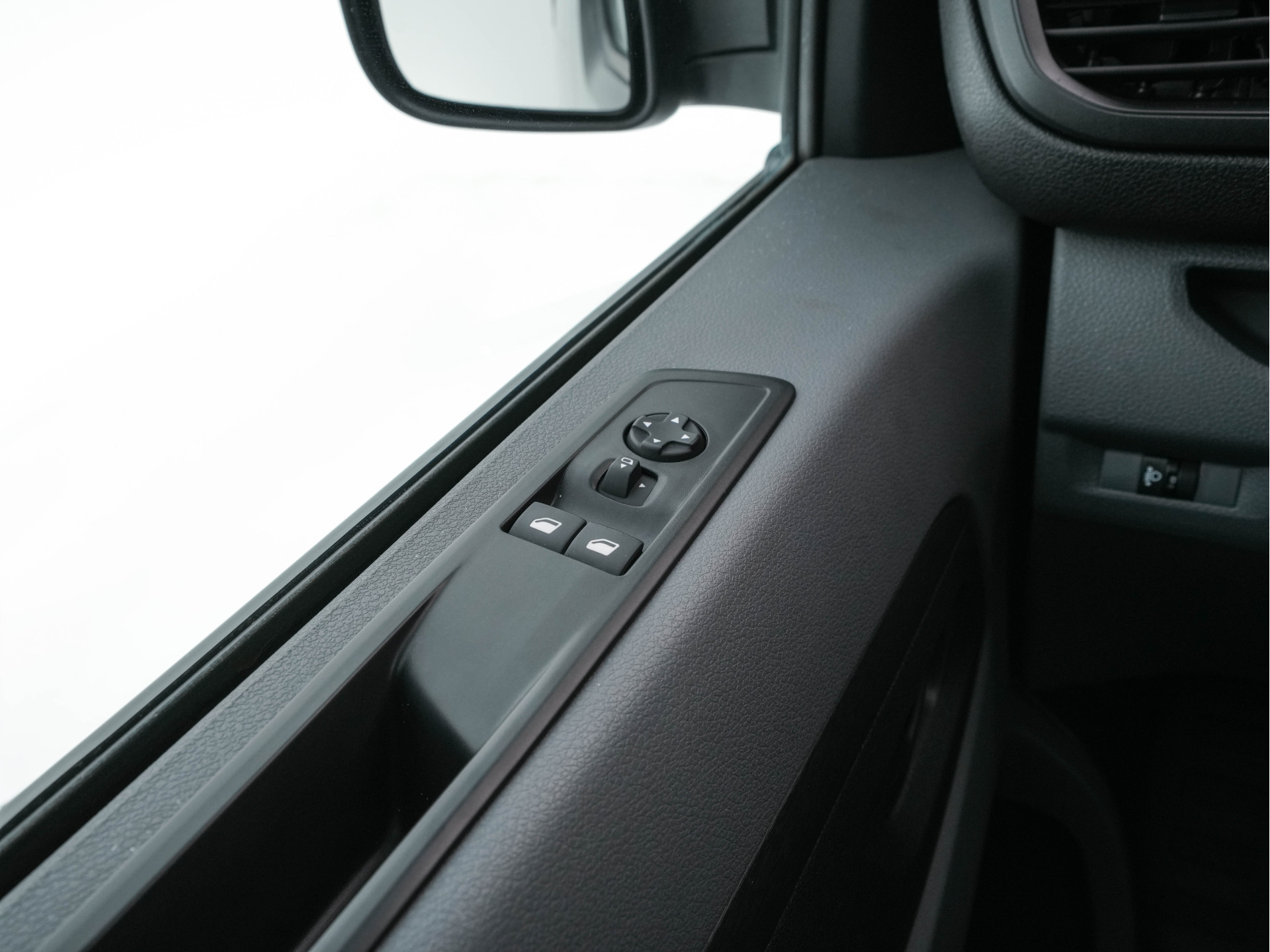 Opel Vivaro-e L2H1 Innovation 50 kWh 3-Pers [ 3-Fase-11kW ] {SOH-93%} Aut. *LEATHER | NAVI-FULLMAP | CAMERA | AIRCO | DAB+ | PDC | CRUISE | CARPLAY*