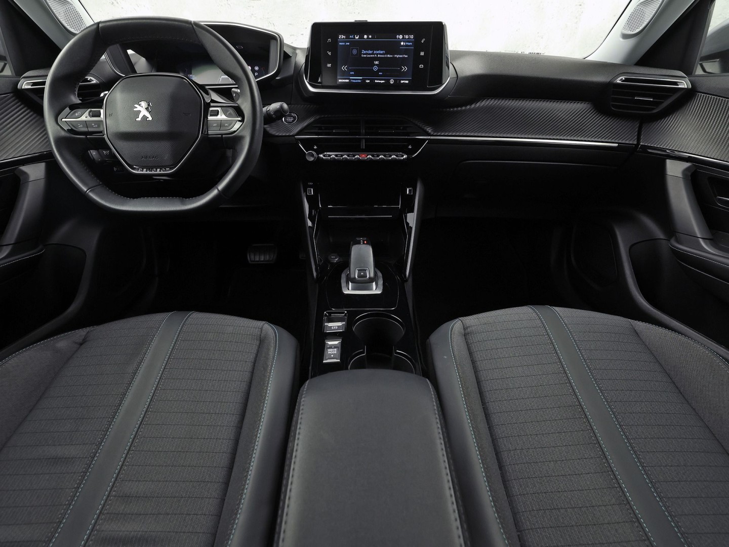 Peugeot 2008 1.2 PureTech Allure Sport Automaat VIRTUAL COCKPIT, APPLE CARPLAY, STOELVERWARMING, LEDER, SPORTSTOELEN, GETINT GLAS, ADAPTIVE CRUISE, NIEUWSTAAT)