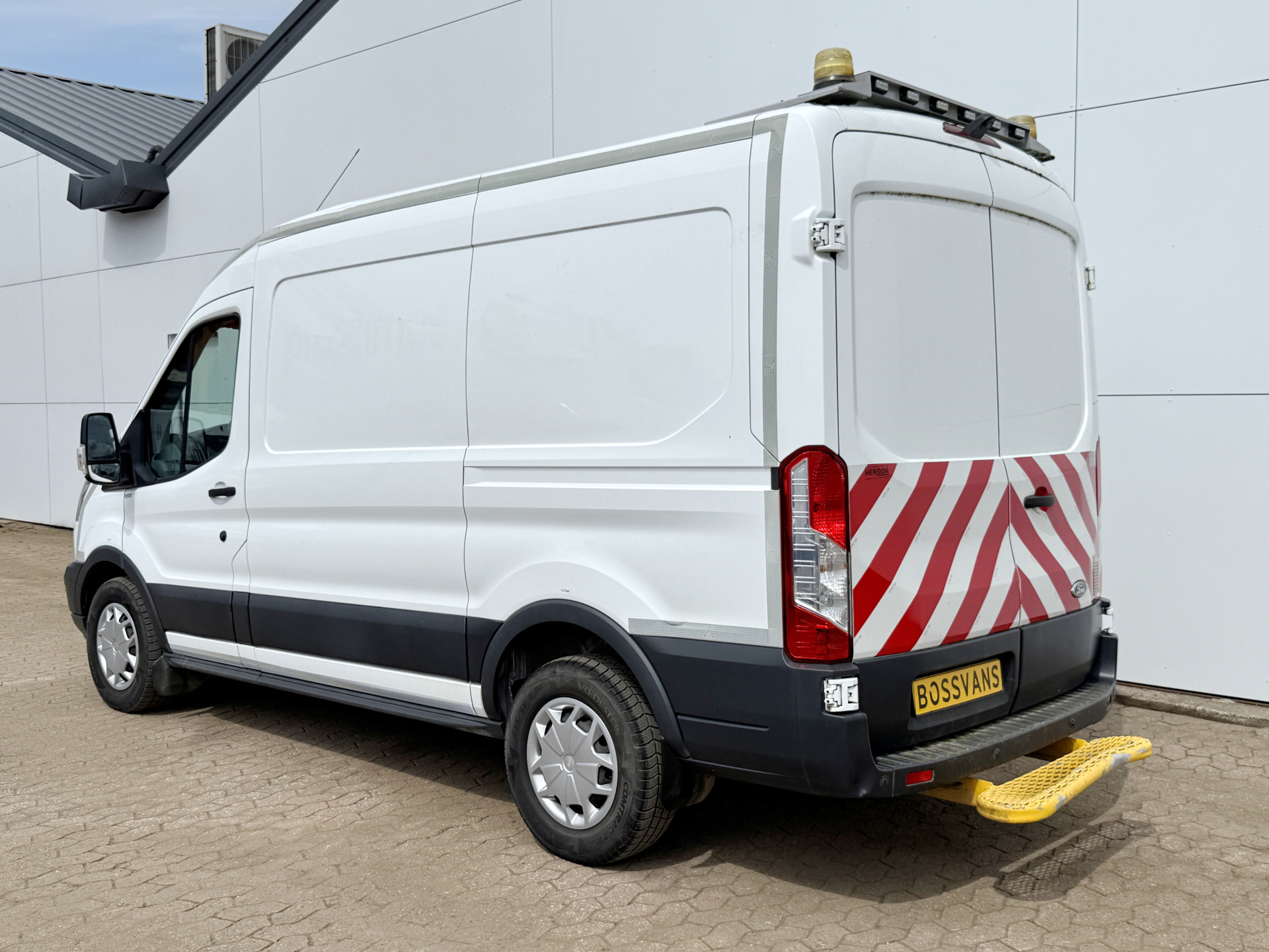 Ford Transit 2.0 TDCI 130PK L2H2 Airco Cruise Control Parkeersensoren Stoelverwarming Zwaailampen Kastwand Inbouw