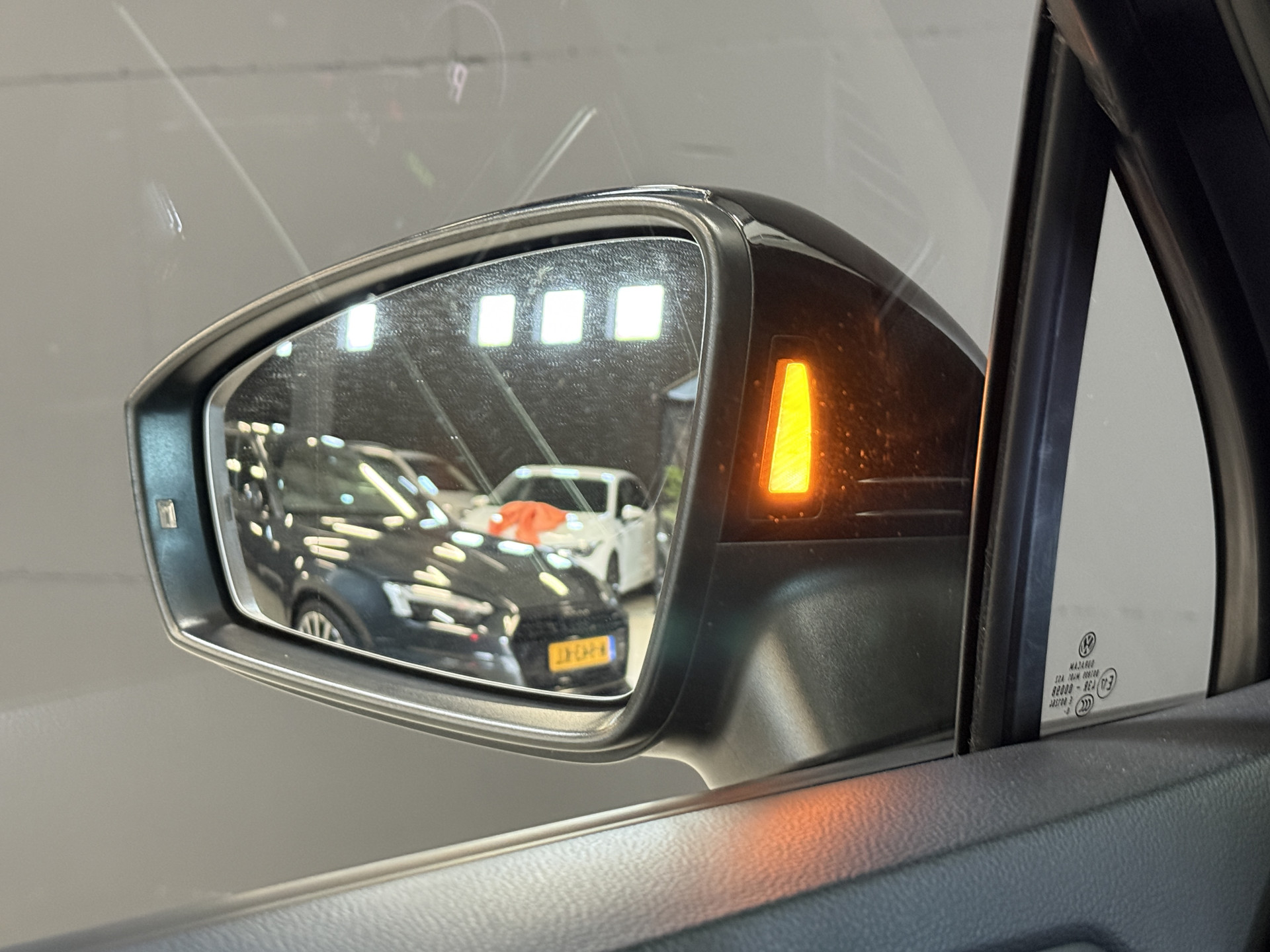 Volkswagen Tiguan 1.4 TSI eHybrid R-Line Business+ | Camera | Stoelverwarming | Dodehoeksensoren
