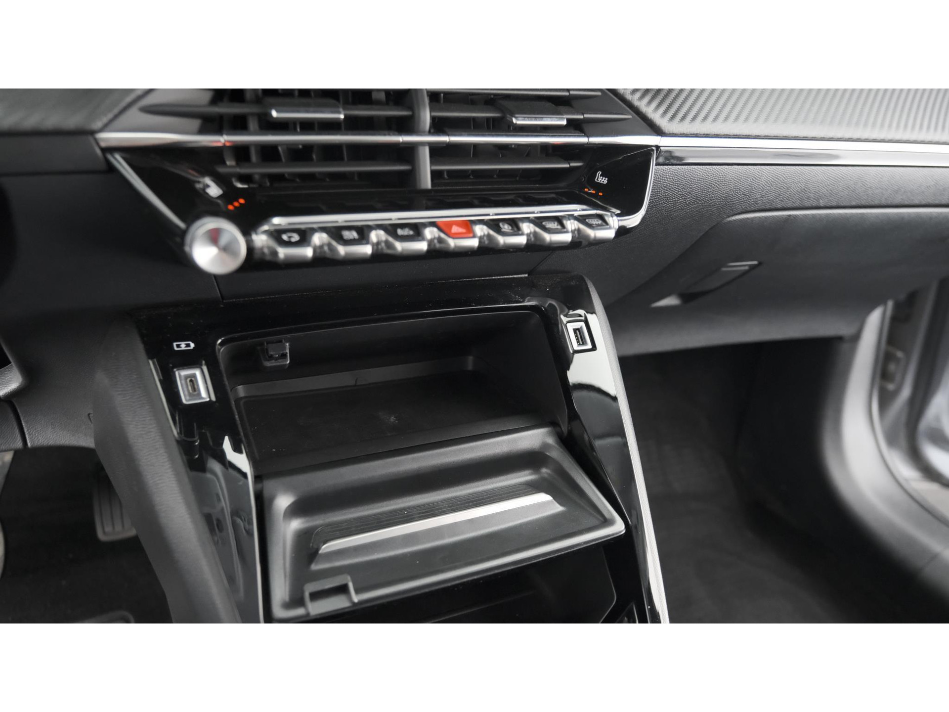 Peugeot 208 PureTech 100 EAT8 Allure | Parkeersensoren | Stoelverwarming | Apple Carplay | Climate Control
