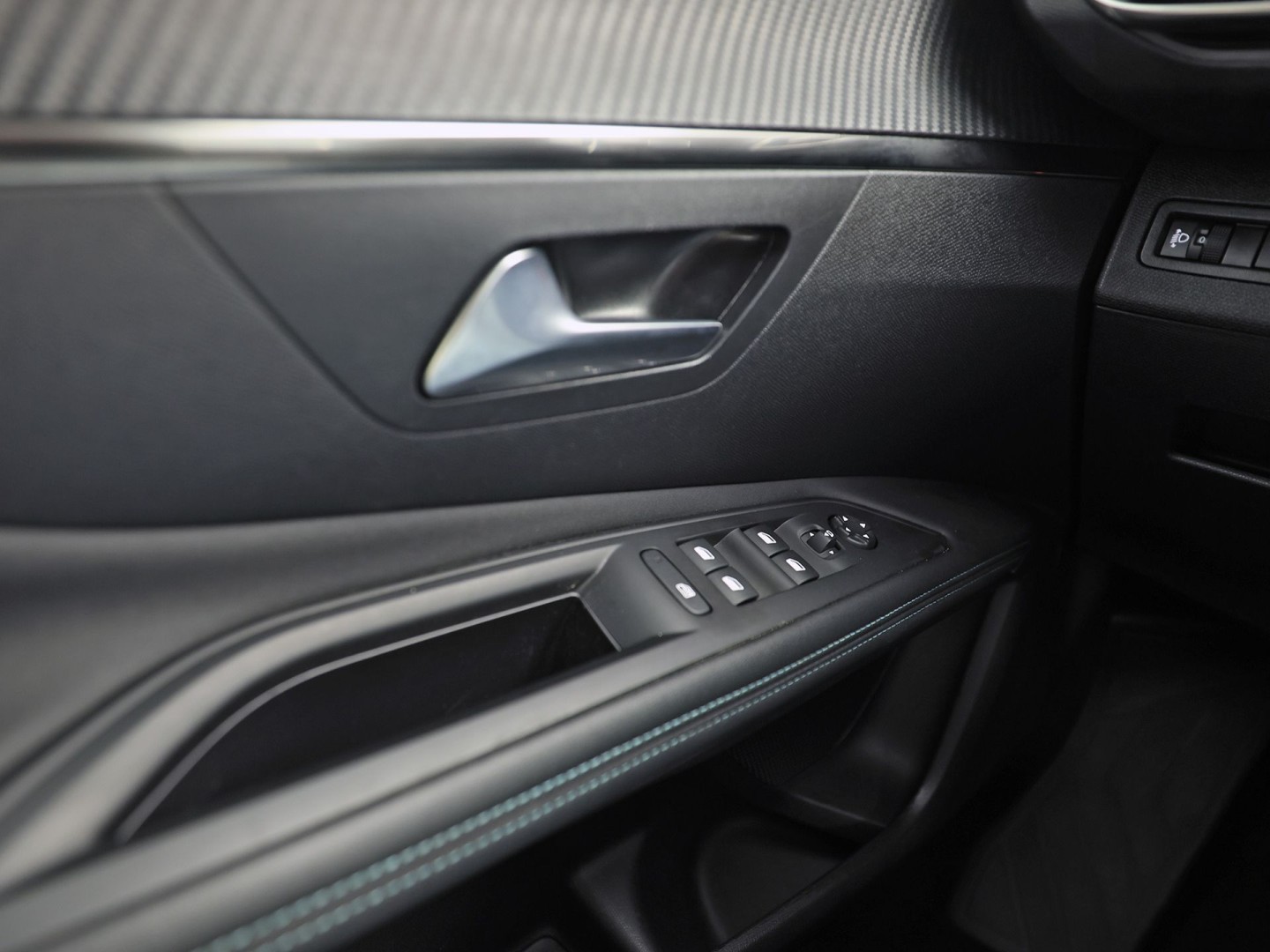 Peugeot 3008 1.6 HYbrid 225 Allure Sport 225Pk Automaat (APPLE CARPLAY, GROOT NAVI, 360 CAMERA, KEYLESS, SPORTSTOELEN, LEDER, GETINT GLAS, ZWART HEMEL, NIEUWSTAAT)
