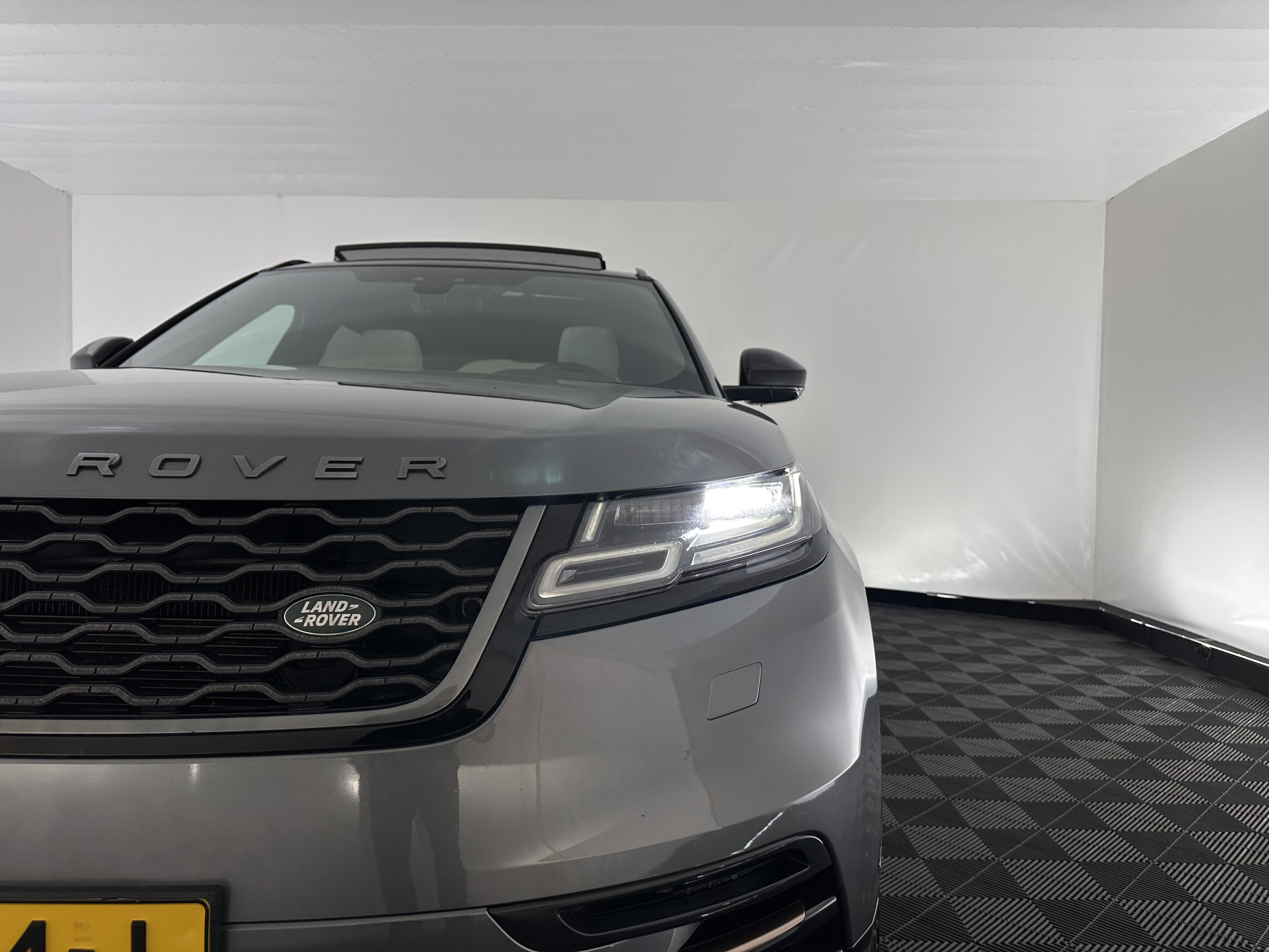 Land Rover Range Rover Velar 2.0 P300 Turbo AWD R-Dynamic HSE Aut. *PANO | HEAD-UP | LEATHER | MATRIX-LED | MEMORY-PACK | BLINDSPOT | MERIDIAN-SURROUND | DIGI-COCKPIT | CAMERA | KEYLESS | HEATED-COMFORTSEATS | PRIVACYGLASS | SHIFTPADDLES | TOWBAR | 22"A