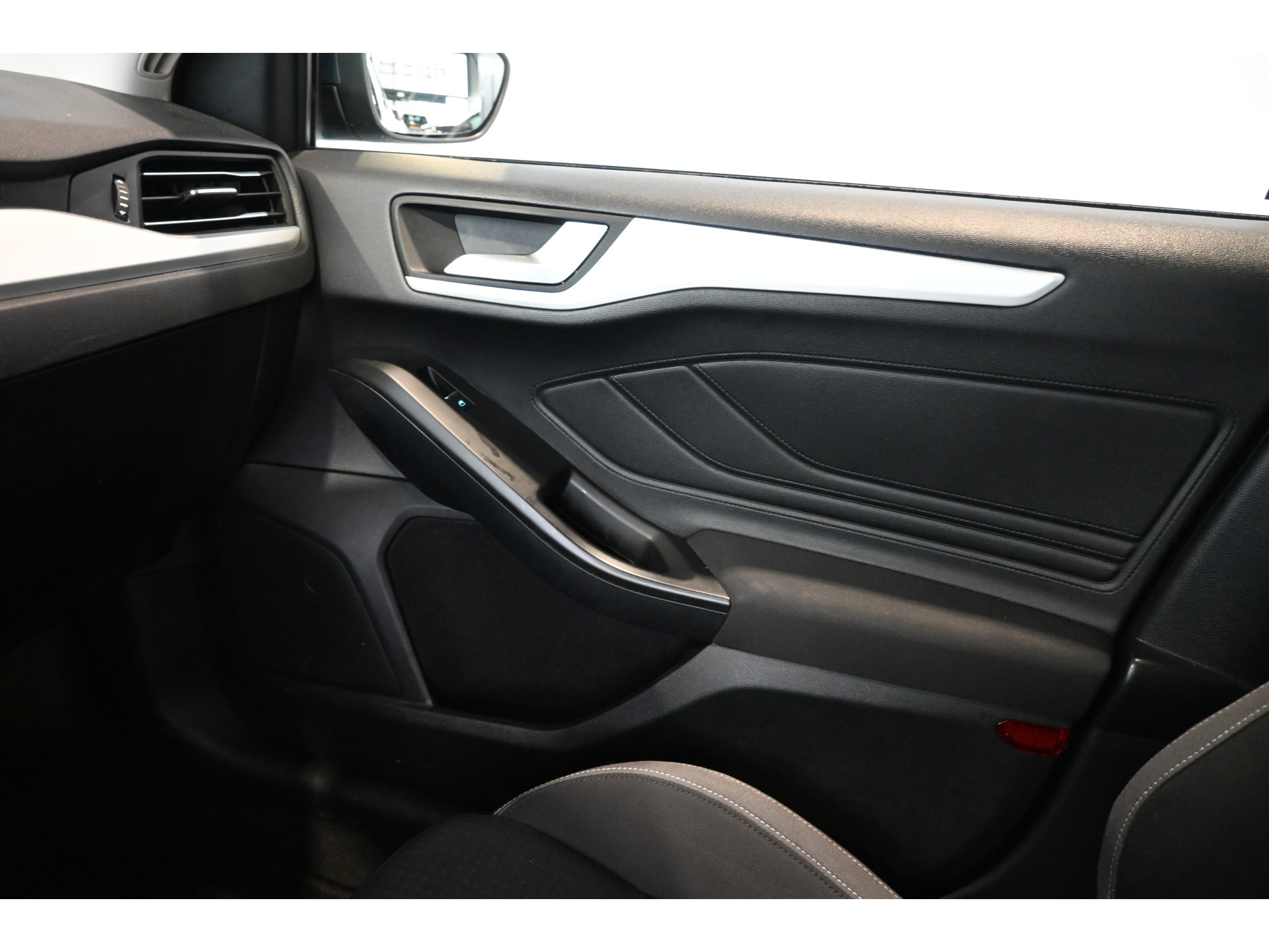 Ford Focus 1.0 EcoBoost Edition Business Lane Assist Adaptieve Cruise Trekhaak Apple Carplay Clima Stoel/Stuur verwarming Inruil Mogelijk!