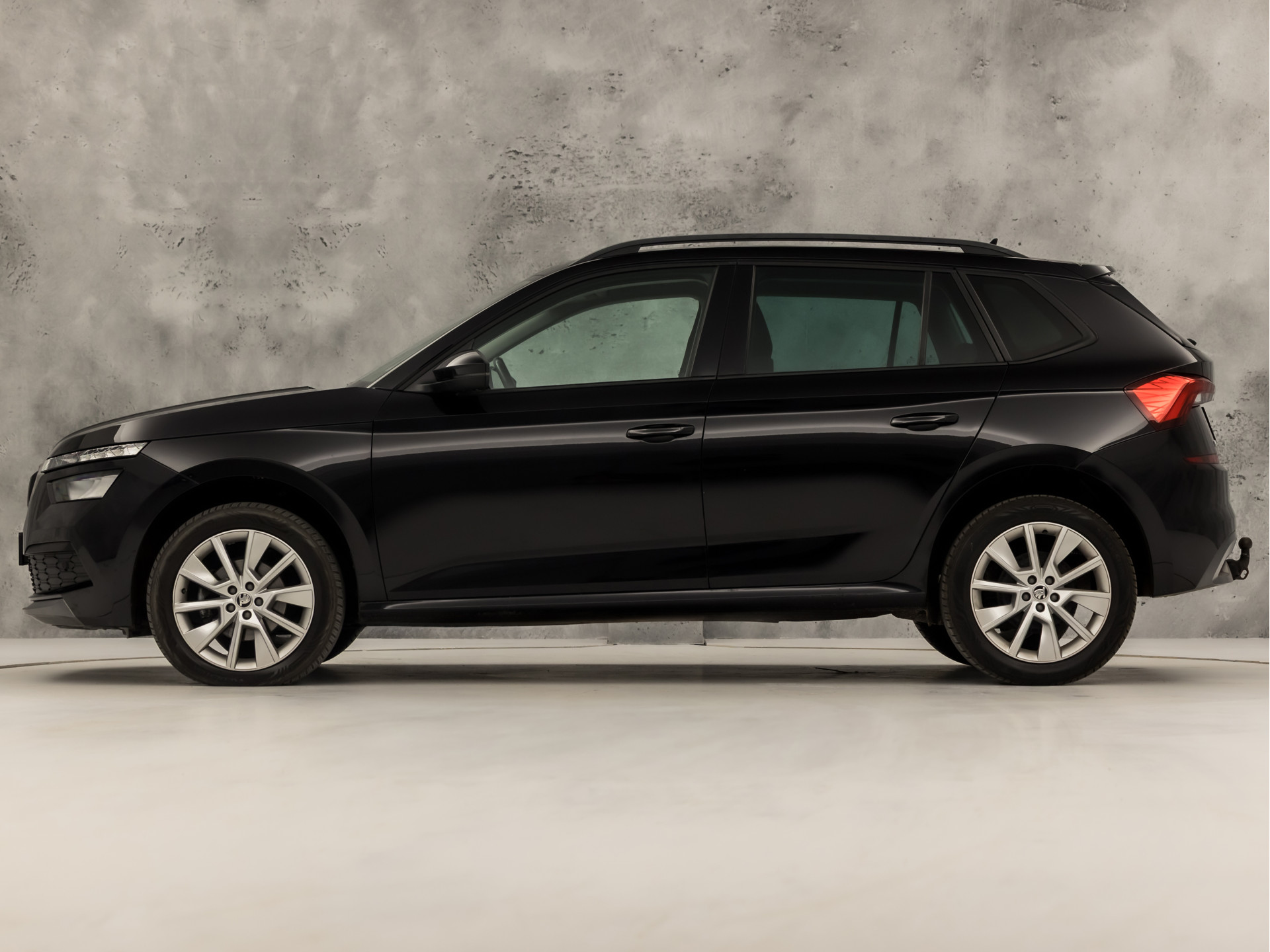 Škoda Kamiq 1.0 TSI Sport (VIRTUAL COCKPIT, APPLE CARPLAY, GROOT NAVI, TREKHAAK, PARKEERSENSOREN, SPORTSTOELEN, GETINT GLAS, CRUISE, NIEUWE APK, NIEUWSTAAT)