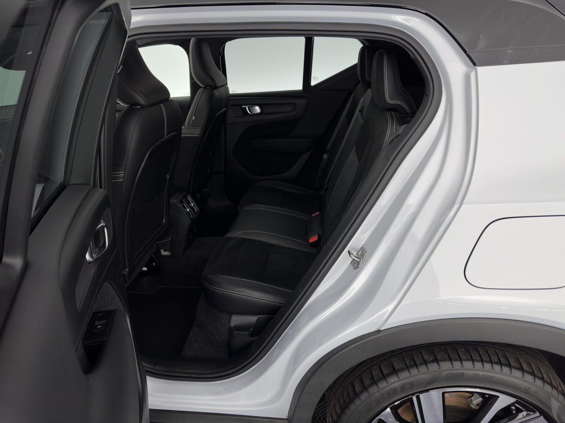 Volvo XC40 Recharge P8 AWD R-Design [ 3-Fase ] {SOH-89%} (INCL-BTW) *PANO | LEATHER-MICROFIBRE | DIGI-COCKPIT | FULL-LED | NAVI-FULLMAP | ECC | CARPLAY | PDC | KEYLESS | HEATED-SPORTSEATS | BLIS | PRIVACY-GLASS | 20"ALU*