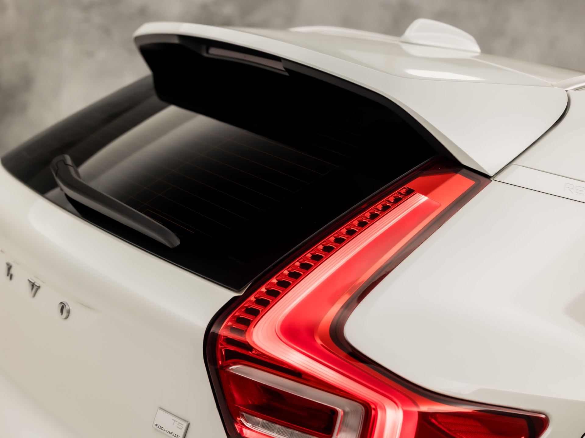 Volvo XC40 1.5 T5 Recharge Inscription Sport 262Pk Automaat (PANORAMADAK, APPLE CARPLAY, MEMORY SEAT, ZWART HEMEL, CAMERA, LEDER, SPORTSTOELEN, ELEK ACHTERKLEP, NIEUWSTAAT)