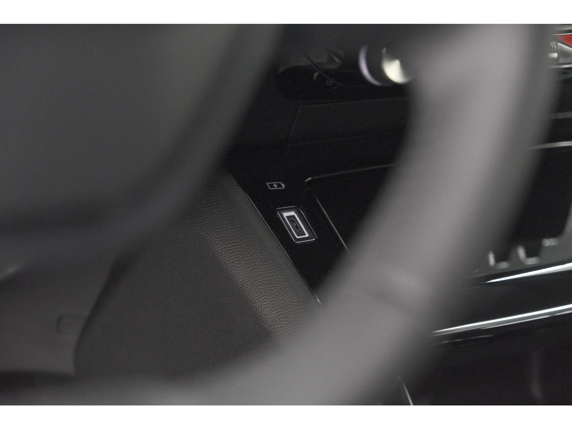 Peugeot e-2008 EV Allure 54 kWh | 11 KW Lader | Warmtepomp | Apple Carplay | Parkeersensoren