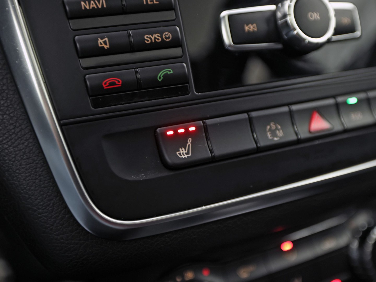 Mercedes-Benz CLA-Klasse 250 AMG Sport 211Pk Automaat (PANORAMADAK, STERRENHEMEL, NAVIGATIE, RODE GORDELS, LEDER/ALCANTARA, STOELVERWARMING, SPORTSTOELEN, GETINT GLAS, CRUISE, NIEUWSTAAT)