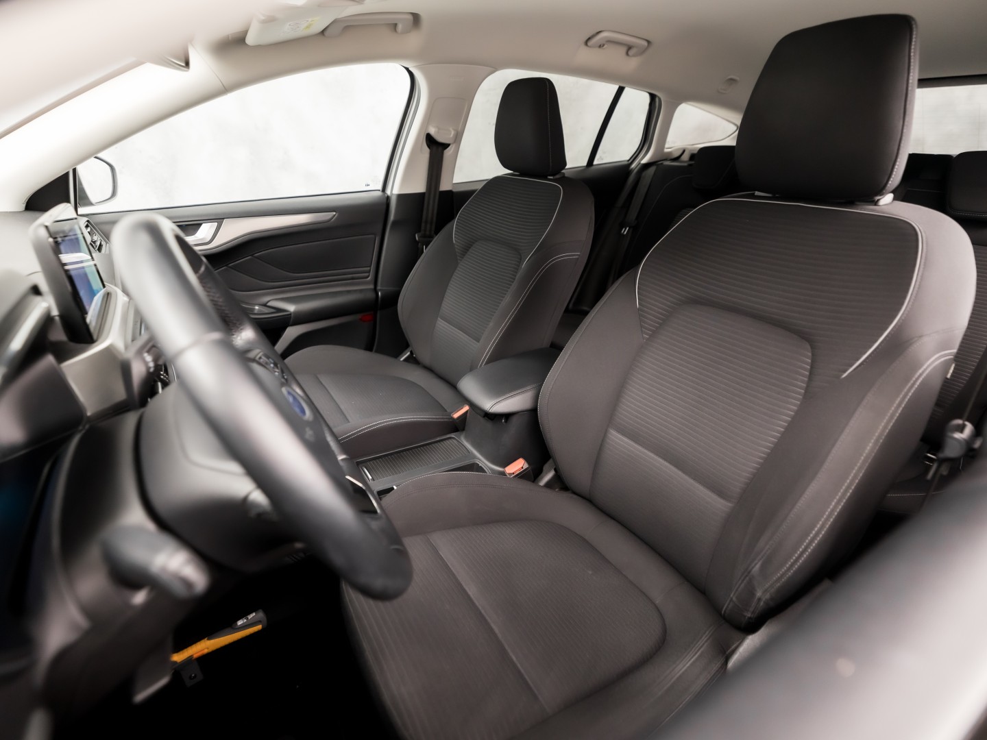 Ford Focus Wagon 1.0 EcoBoost Titanium Sport (APPLE CARPLAY, GROOT NAVI, STUUR/STOELVERWARMING, KEYLESS, SPORTSTOELEN, GETINT GLAS, LM VELGEN, CRUISE, NIEUWSTAAT)