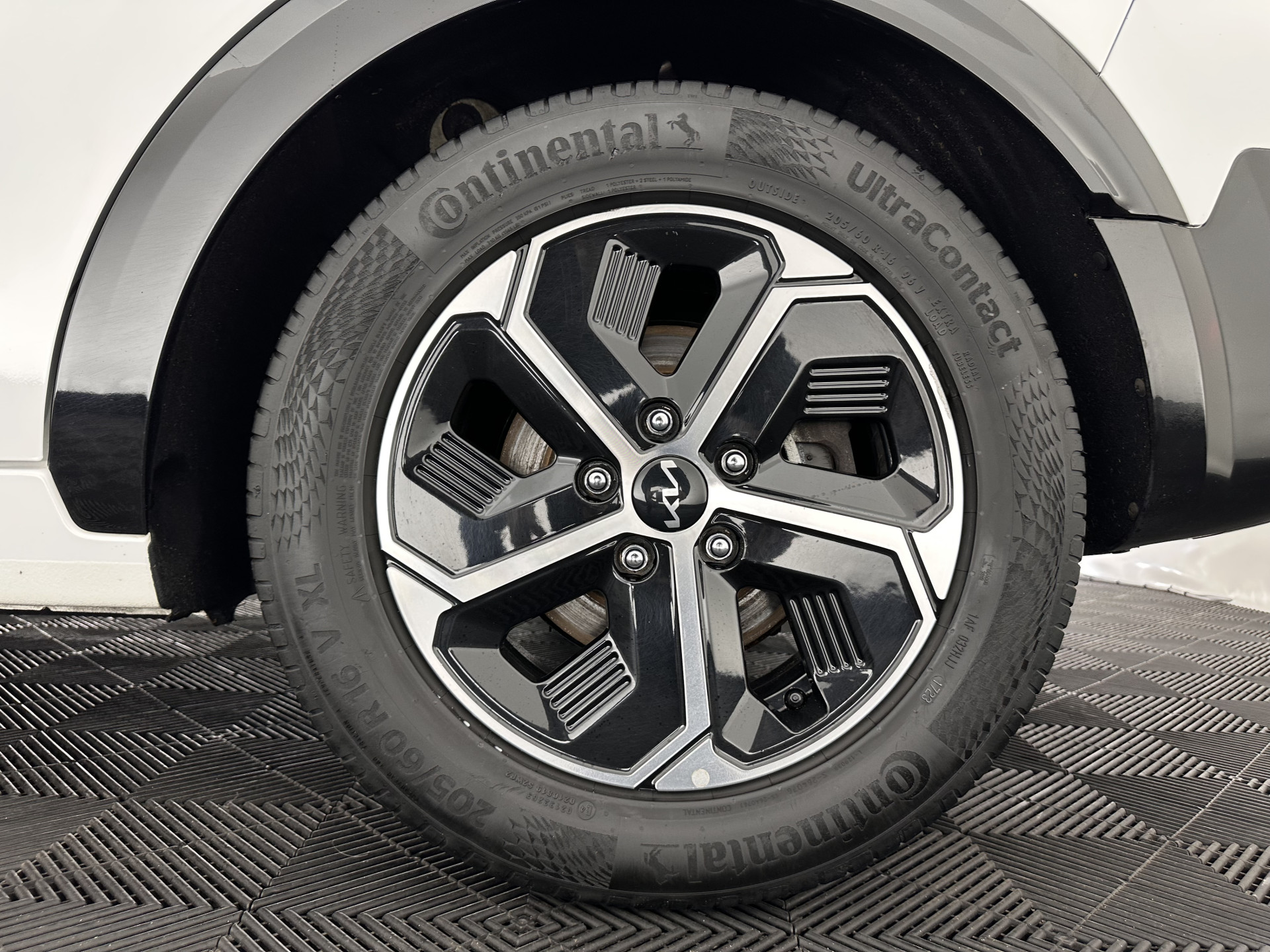 Kia Niro 1.6 GDi Hybrid Dynamic Plus Line (INCL-BTW) Aut. *PANO | HEAD-UP | LEATHER | DIGI-COCKPIT | NAVI-FULLMAP | DAB | ADAPTIVE-CRUISE | CAMERA | HEATED-COMFORTSEATS | KEYLESS | PRIVACYGLASS | SHIFTPADDLES | CARPLAY | TOWBAR | 16"