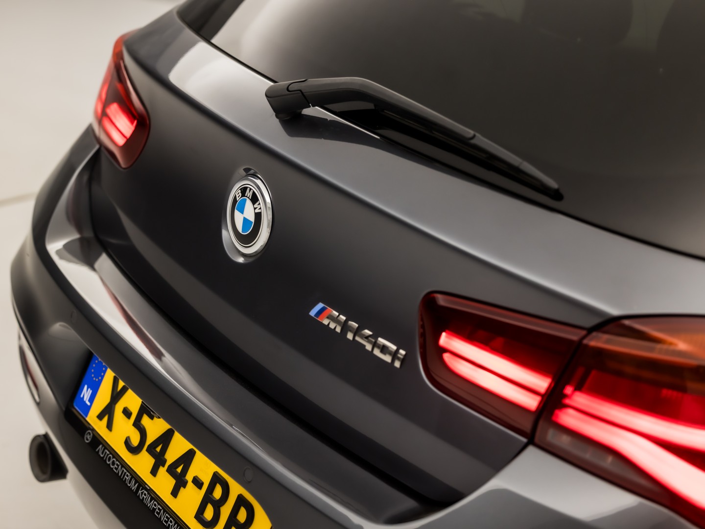 BMW M140i M Sport High Executive 340Pk Automaat (6 CILINDER, M PAKKET, HARMAN/KARDON, ALCANTARA, CAMERA, SPORTSTOELEN, M SPORTREMMEN, NAVIGATIE, STOELVERWARMING, GETINT GLAS, NIEUWSTAAT)