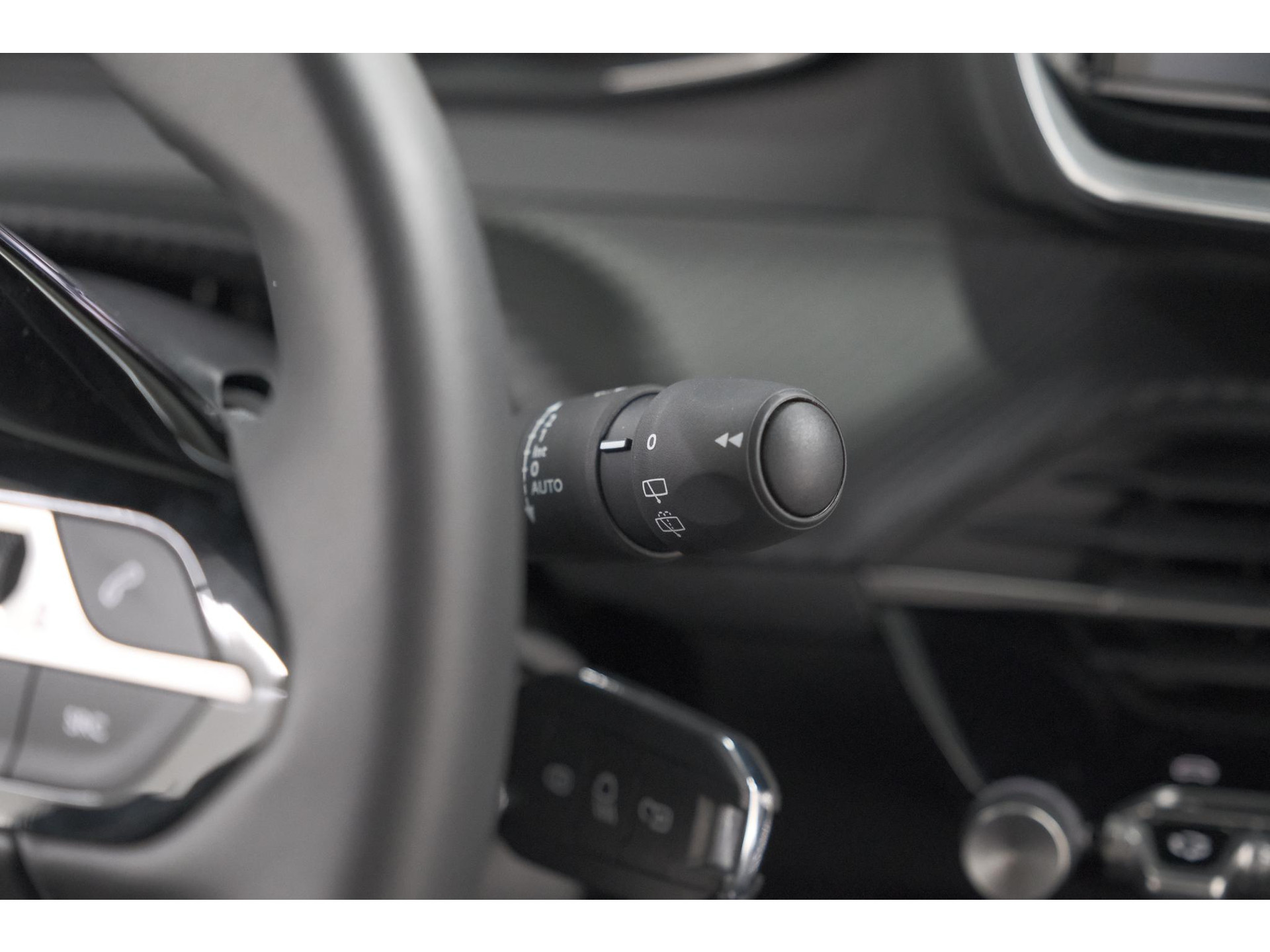 Peugeot 2008 Hybrid 136 e-DCS6 Style | Apple Carplay | Parkeersensoren | Climate control