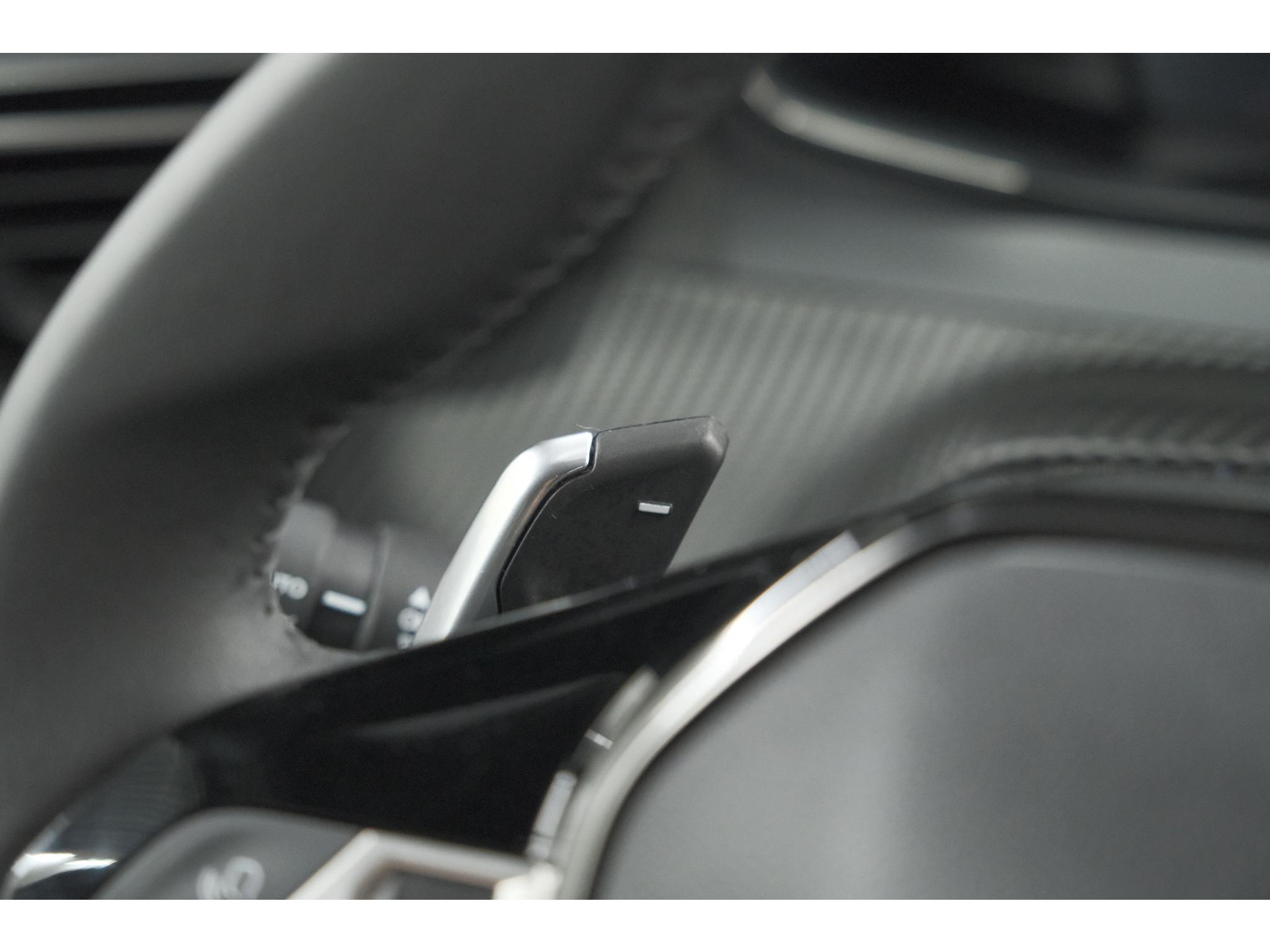 Peugeot 2008 Hybrid 136 e-DCS6 Allure | 360 Camera | Adaptieve Cruise Control | Dodehoekdetectie | Navigatie