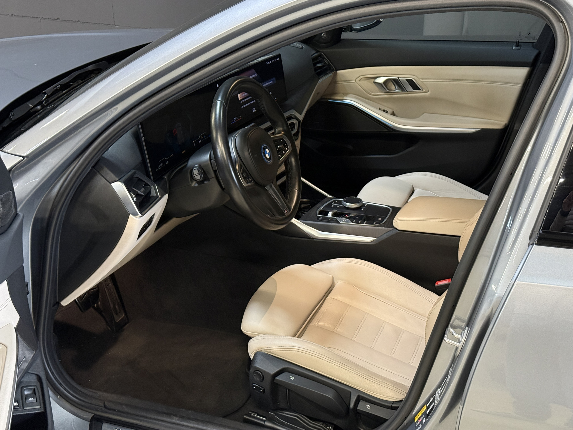 BMW 3-serie Touring 330e | M-Sport | Facelift | Lederen sportstoelen | Harman/Kardon | Sfeerverlichting | Full LED