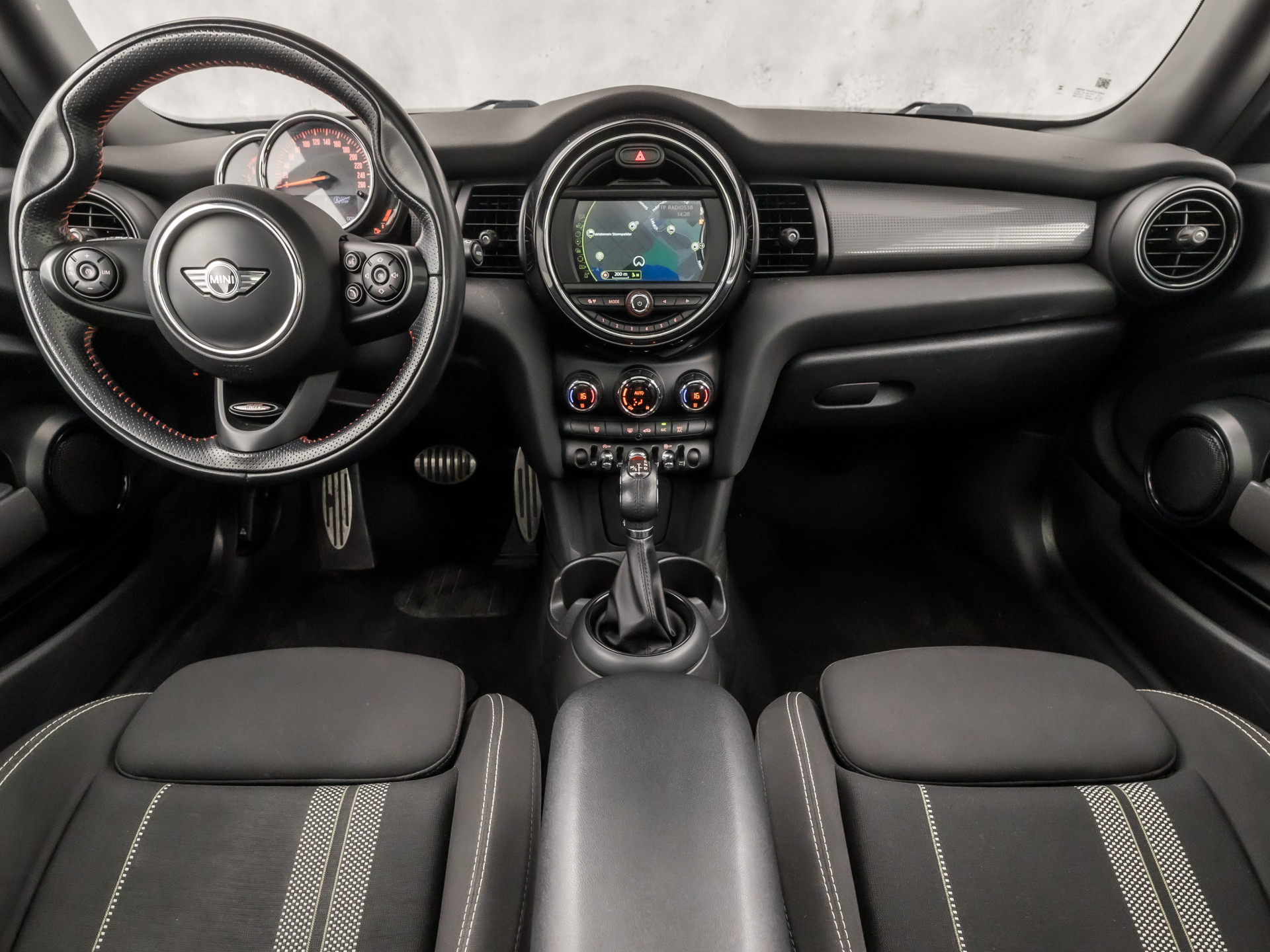 MINI Mini 1.5 Cooper Sport Automaat (PANORAMADAK, JCW PACK, NAVIGATIE, CLIMATE, ZWART HEMEL, SPORTSTOELEN, PARKEERSENSOREN, CRUISE, NIEUWE APK, NIEUWSTAAT)