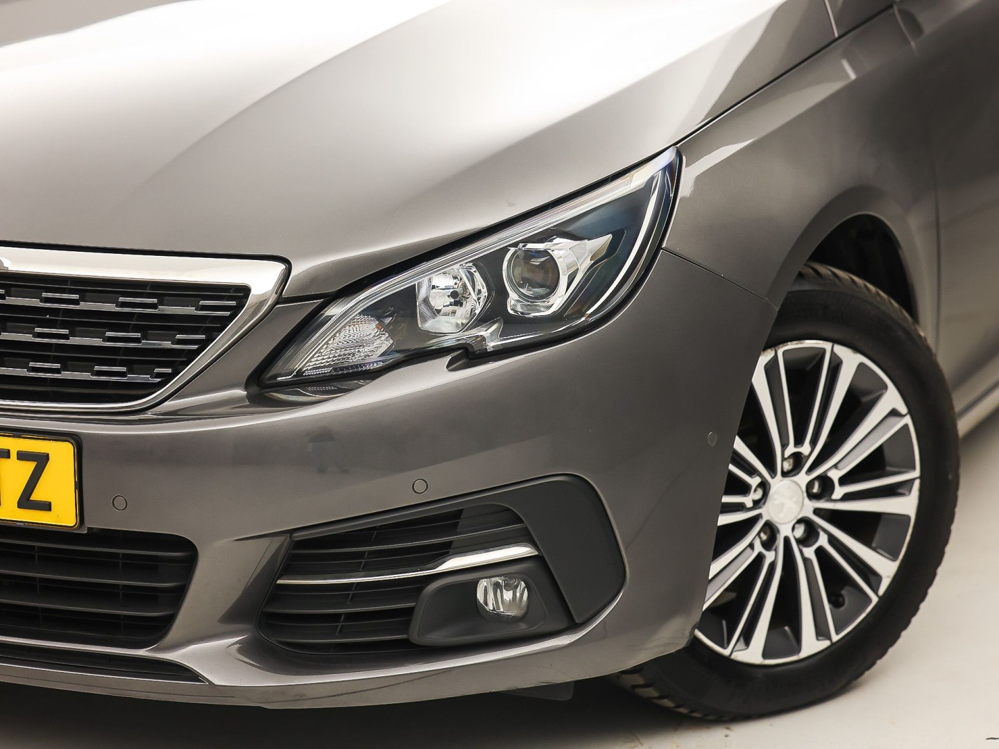 Peugeot 308 SW 1.2 PureTech Allure Sport (VIRTUAL COCKPIT, APPLE CARPLAY, GROOT NAVI, 360 CAMERA, SPORTSTOELEN, LEDER/ALCANTARA, ADAPTIVE CRUISE, NIEUWSTAAT)