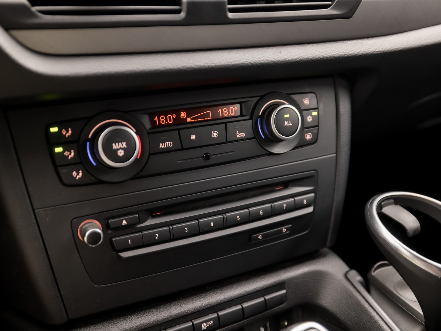 BMW X1 sDrive20i M Sport 184Pk Automaat (GROOT NAVI, CLIMATE, ALCANTARA, TREKHAAK, SPORTSTOELEN, XENON, ZWART HEMEL, PARKEERSENSOREN, NIEUWSTAAT)