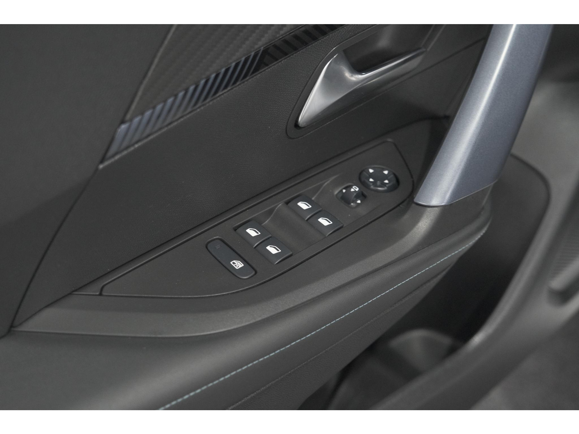 Peugeot 2008 PureTech 130 Allure | Trekhaak | Camera | Navigatie | Parkeersensoren